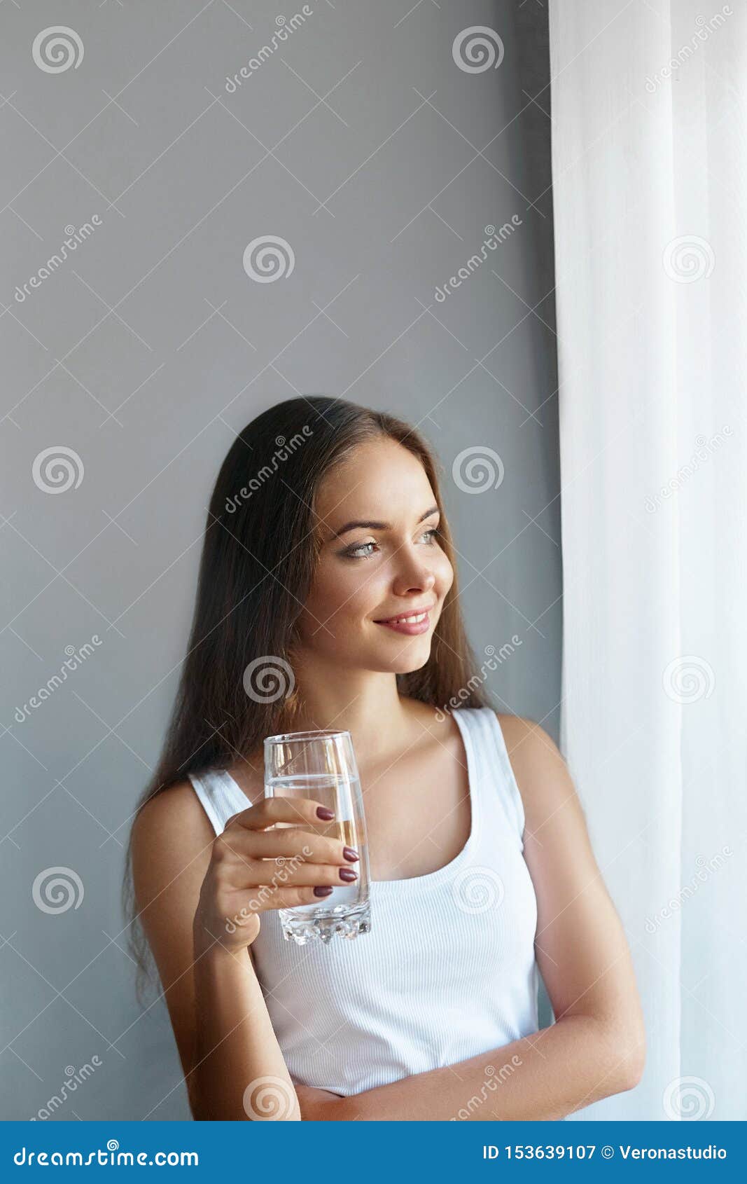 喝水的美女图片素材-编号26559205-图行天下