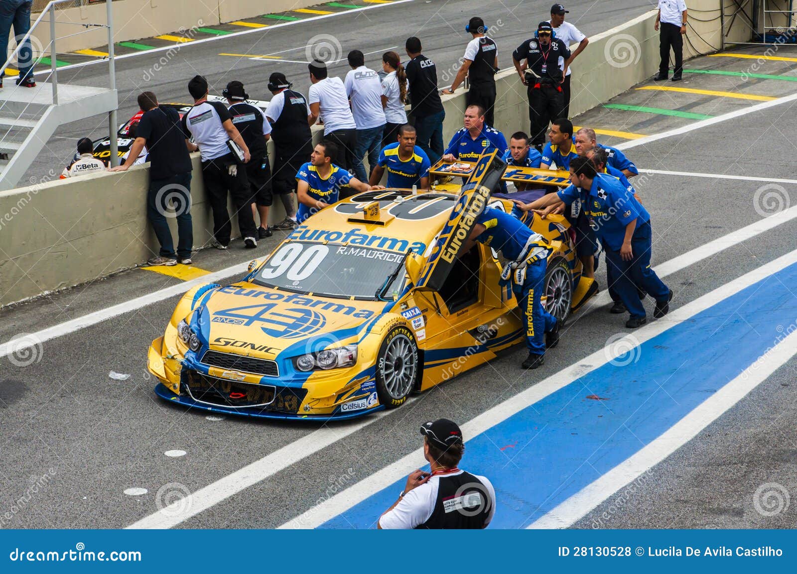 Ra?a de stock car. Stock car team brings back a stock car after the end of the race during a special event in SÃ£o Paulo, Brazil