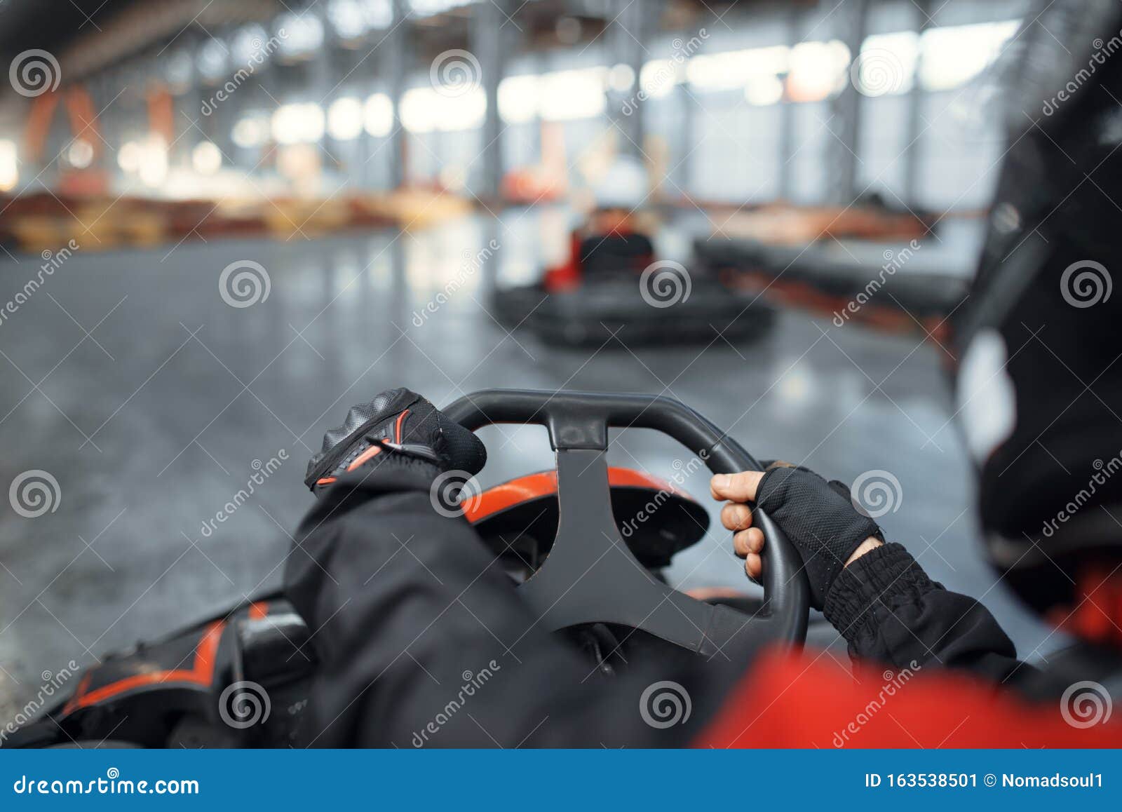 Racing in Helm-Fahren Fahren Auto Fahren Stockbild - Bild von schutz,  aktivität: 163538501