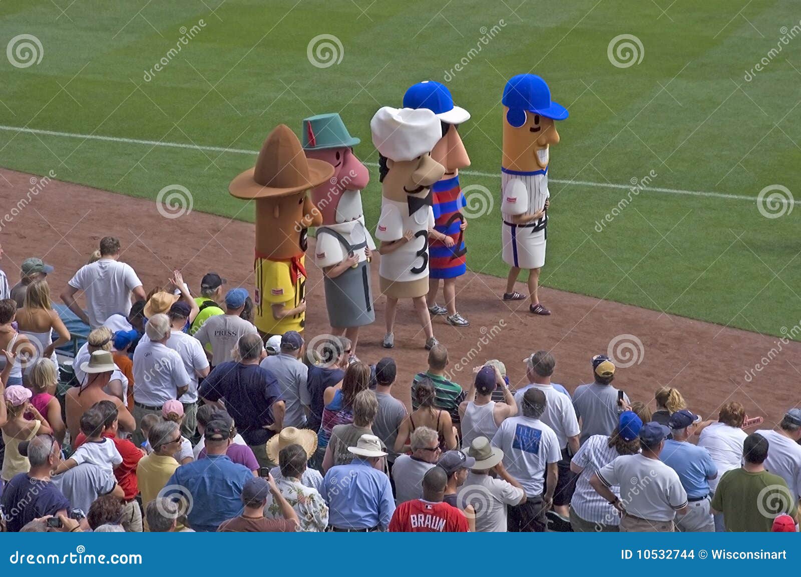 Racing Sausages at Miller Park, Milwaukee Brewers Editorial Stock