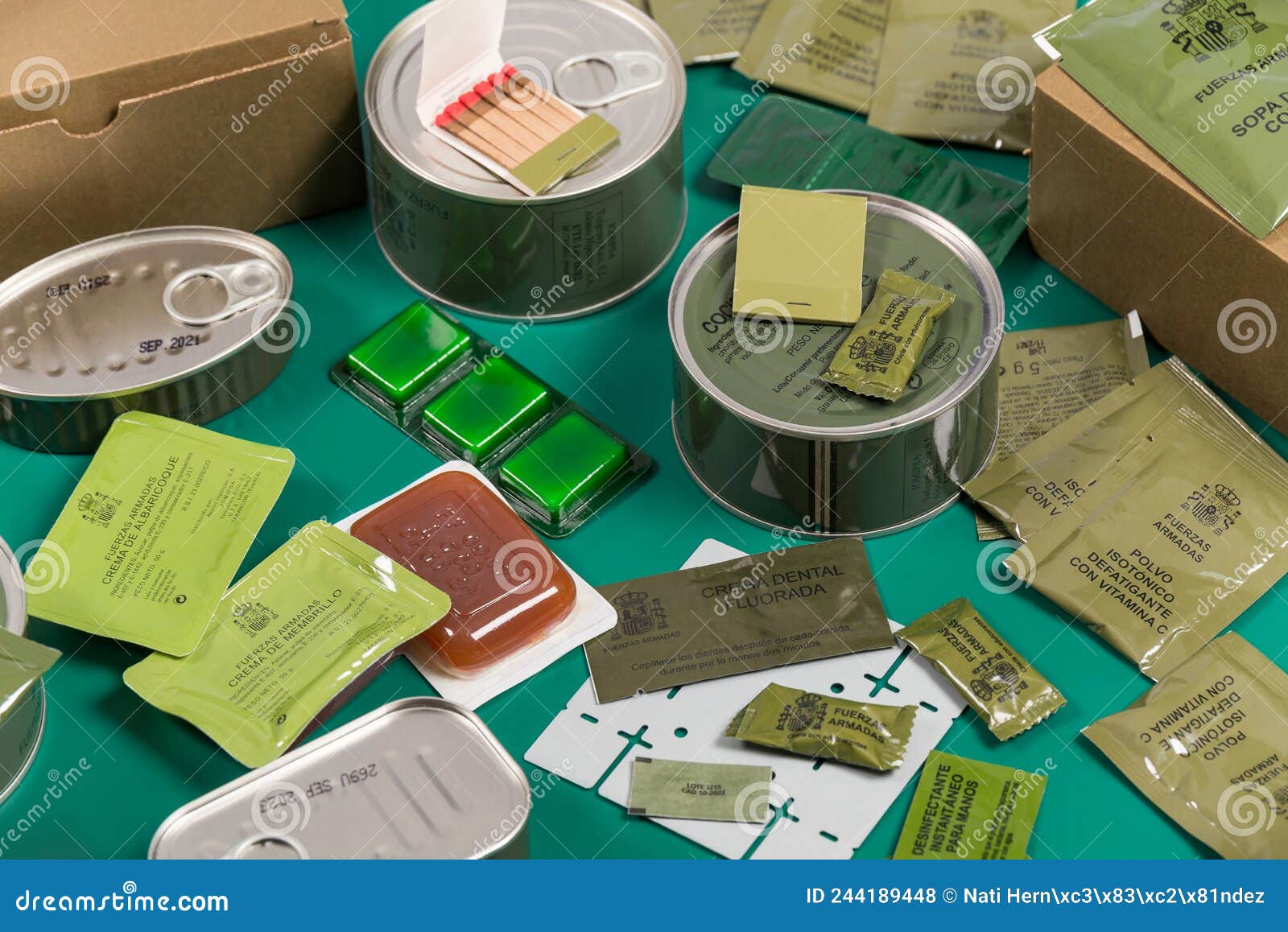 Raciones De Combate Individuales Kit De Comida Militar Del Ejército Español  Más. Foto de archivo editorial - Imagen de militar, cotos: 244189448