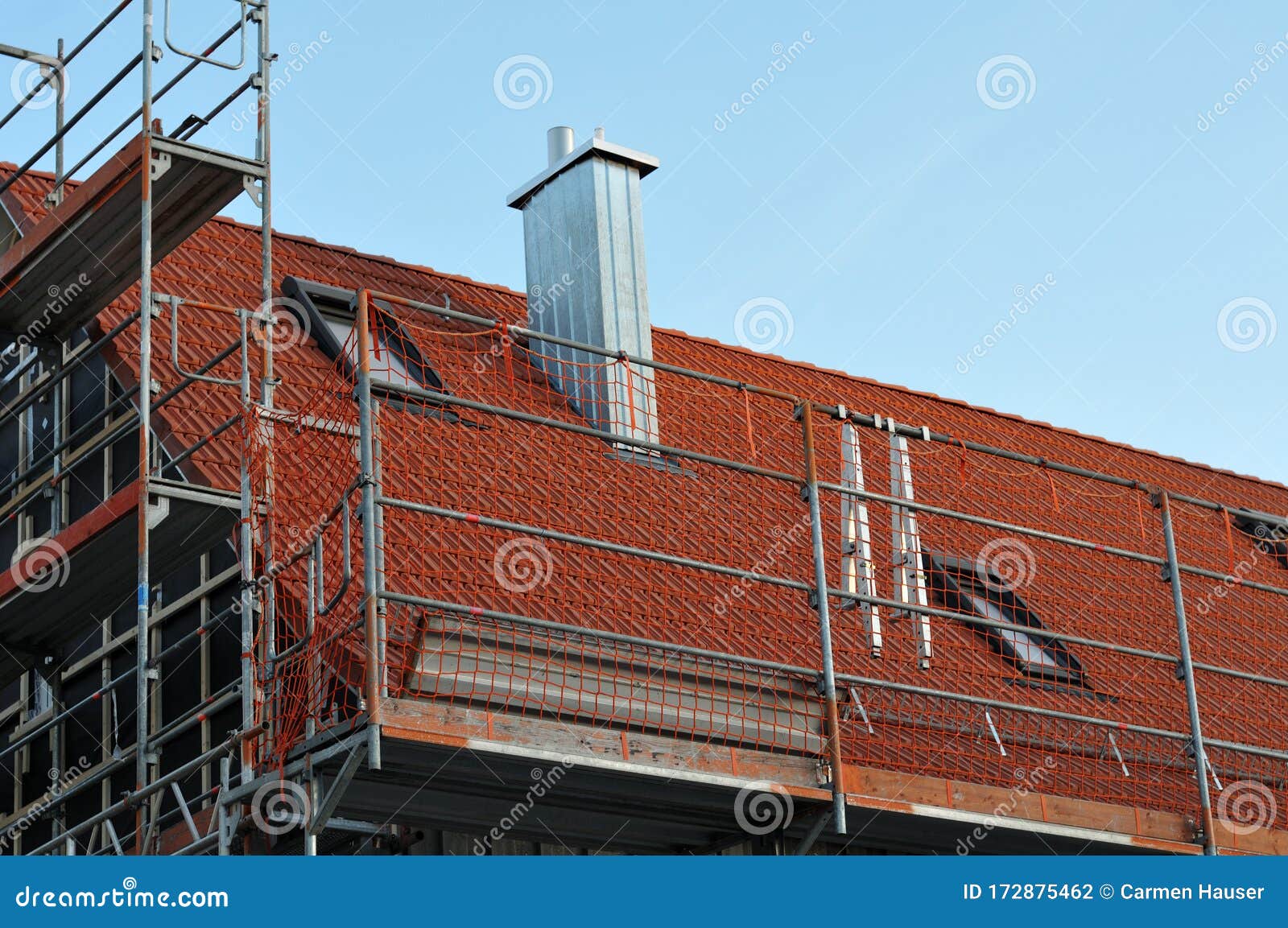 Rack Und Rotes Netz an Einem Dach Stockfoto - Bild von arbeitsplatz,  standort: 172875462
