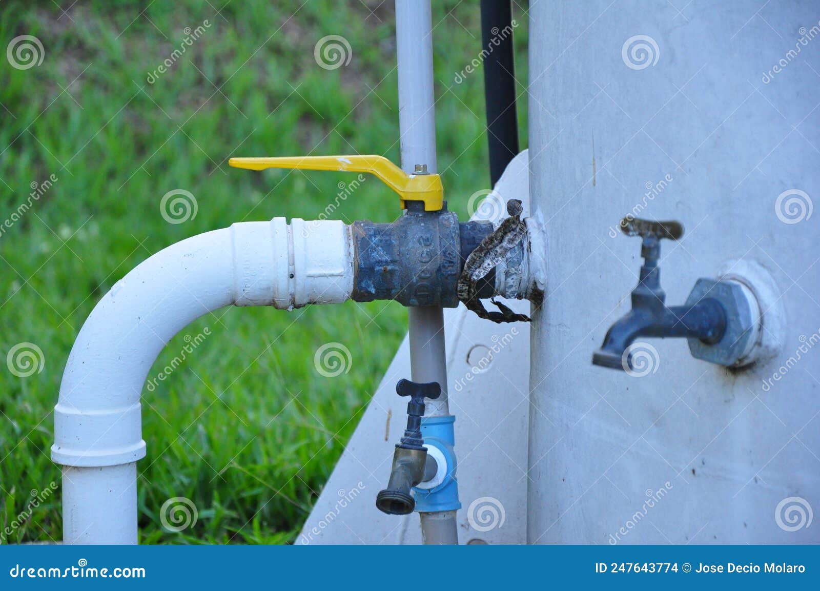 Radiateur De Chauffage Central Avec Vanne Ouverte Sur Tuyau Dans La Ferme  écotouristique Brésil Amérique Du Sud Focus Sélectif Image stock - Image du  radiateur, personne: 244248005