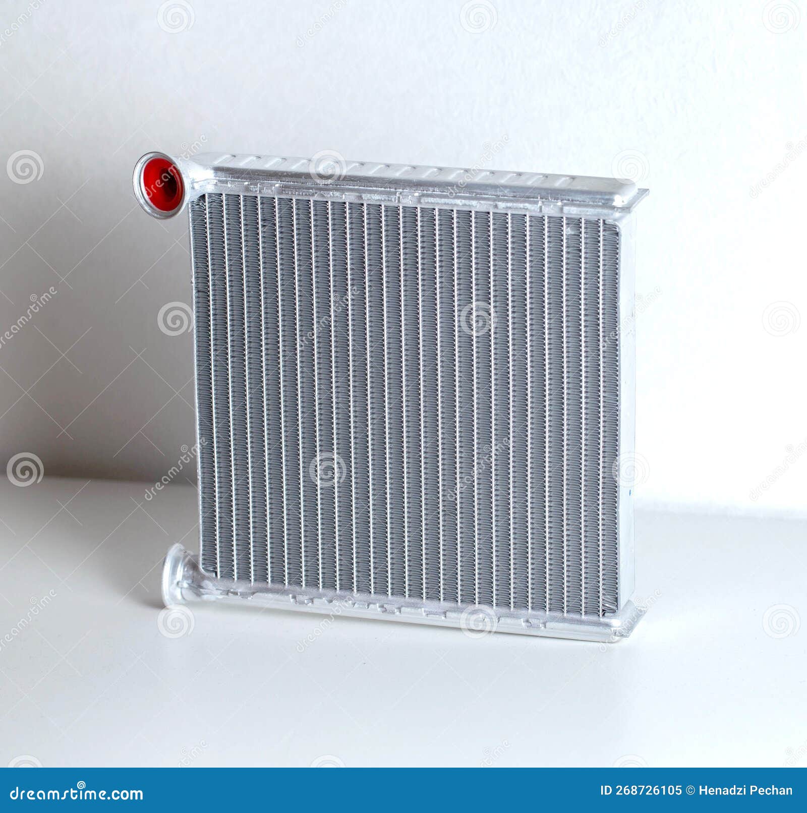 Radiatore in Alluminio Di Una Stufa Di Un'auto Su Fondo Bianco Chiuso  Isolato Immagine Stock - Immagine di automobilistico, radiatore: 268726105