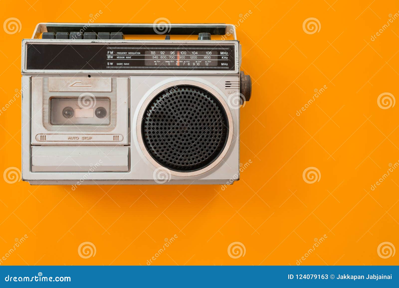 Radio De Vintage Et Lecteur De Cassettes Sur Le Fond De Couleur