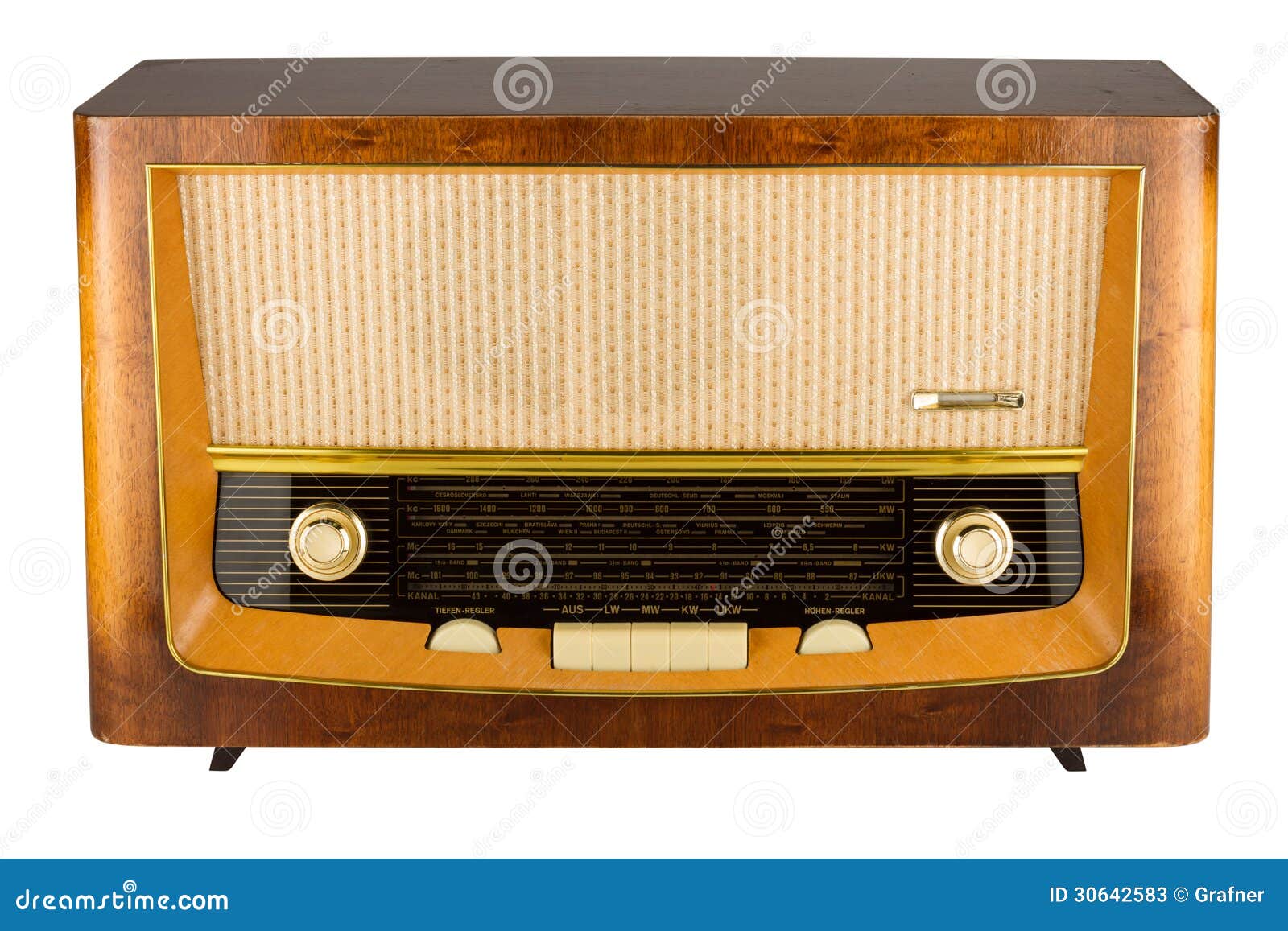 Radio retra. Una radio de madera vieja aislada