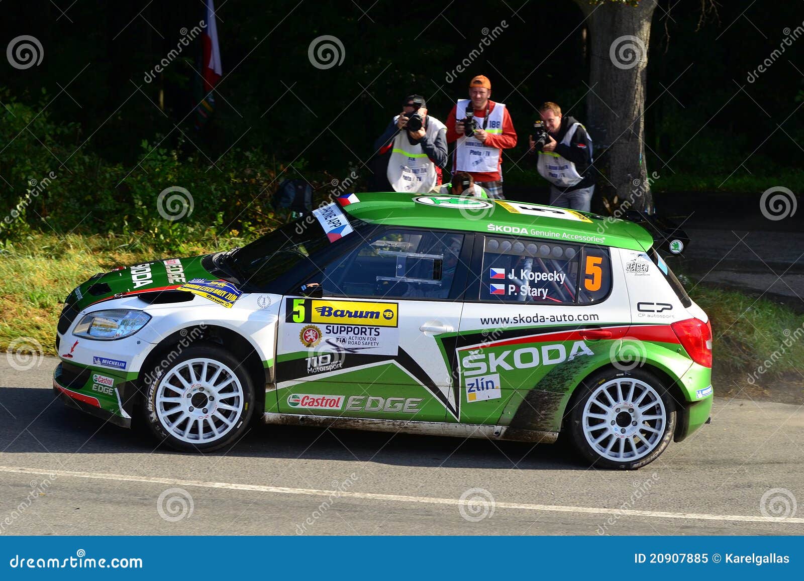 Raduno 2011 di Barum. ZLIN, RAPPRESENTANTE CECO. - 28 AGOSTO. Co-driver Stary P del driver Kopecký.and con l'automobile Skoda Fabia S2000 all'evento di raduno di Barum, assegno Nr 13.August 28.2011 di velocità in Zlin, repubblica ceca