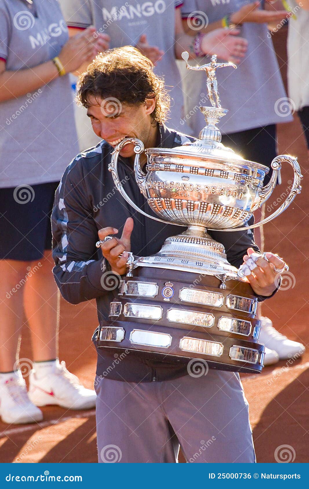 Rafael Nadal avec le trophée. BARCELONE - 29 AVRIL : Le joueur de tennis espagnol Rafael Nadal gagne le match final contre David Ferrer au tournoi Conde de Godo de tennis de Barcelone le 29 avril 2012, à Barcelone, l'Espagne.