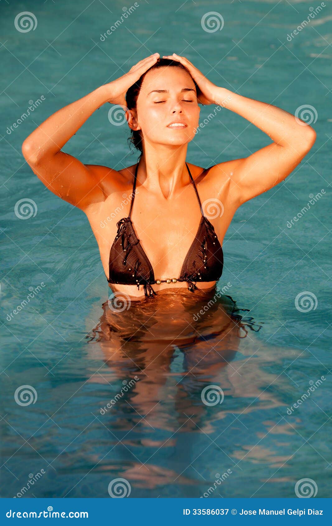 Ragazza Attraente Con Un Bikini Marrone Immagine Stock Immagine di