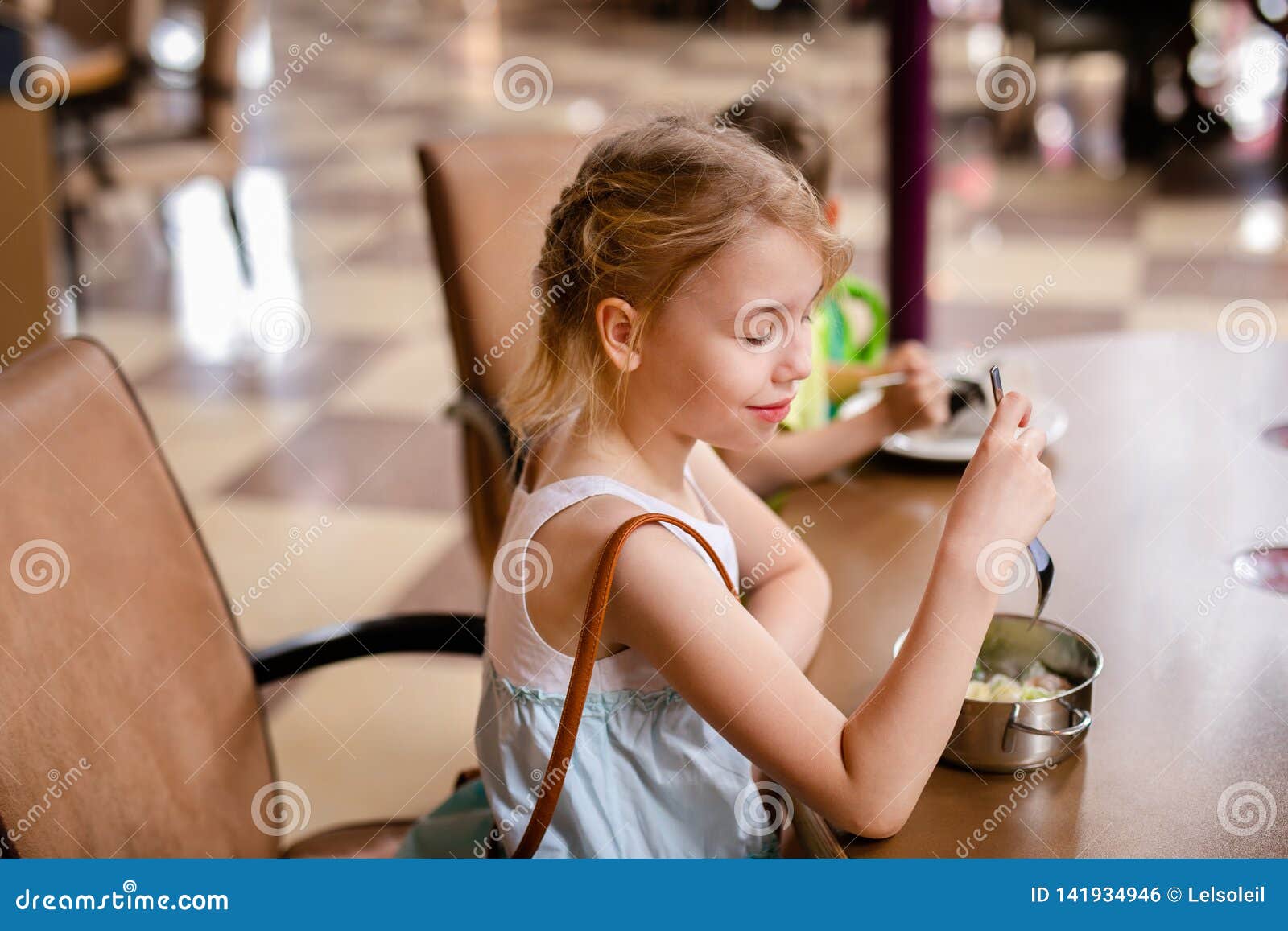 Ragazza al ristorante