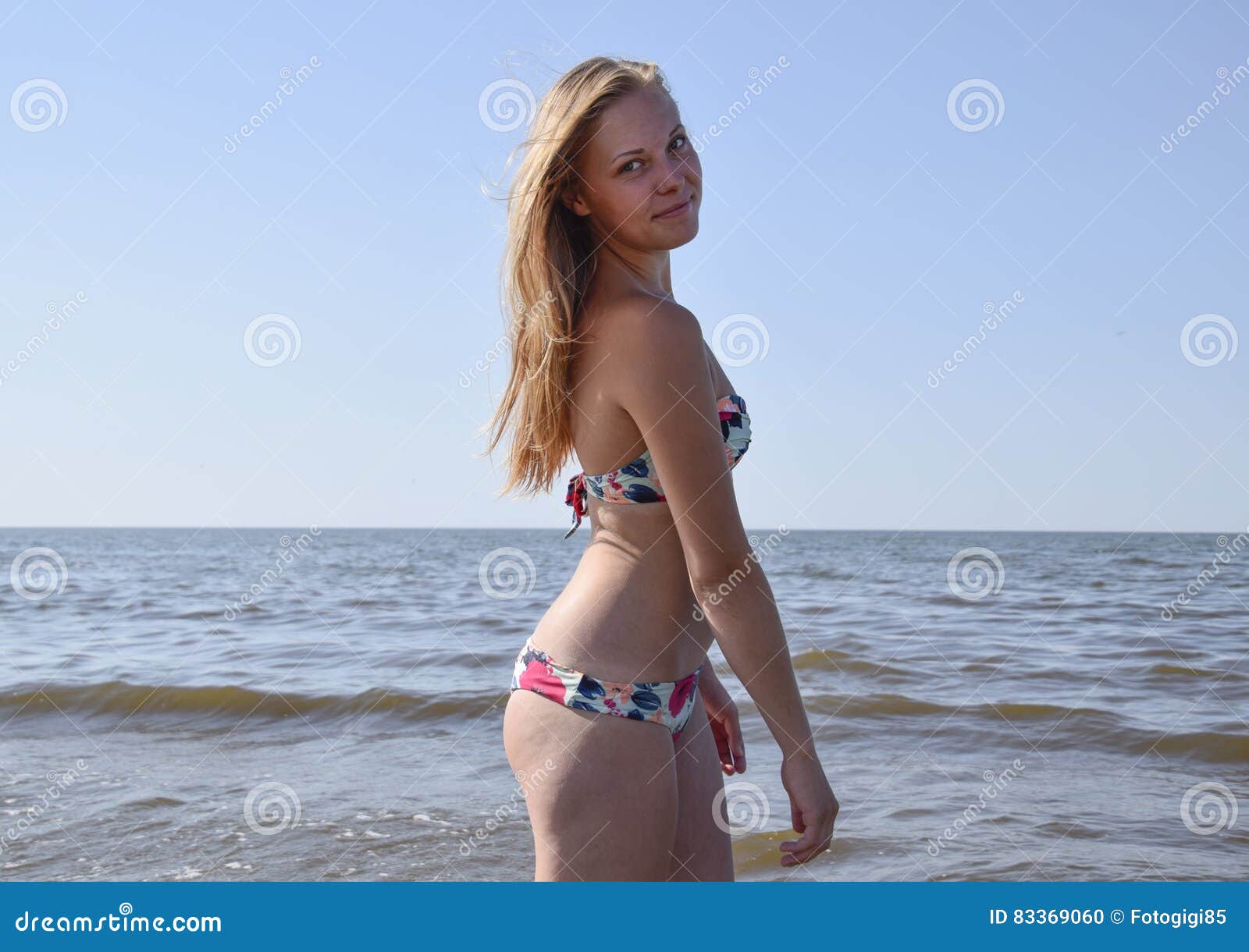 Ragazza Bionda In Un Bikini Sulla Spiaggia Bella Giovane Donna In Un