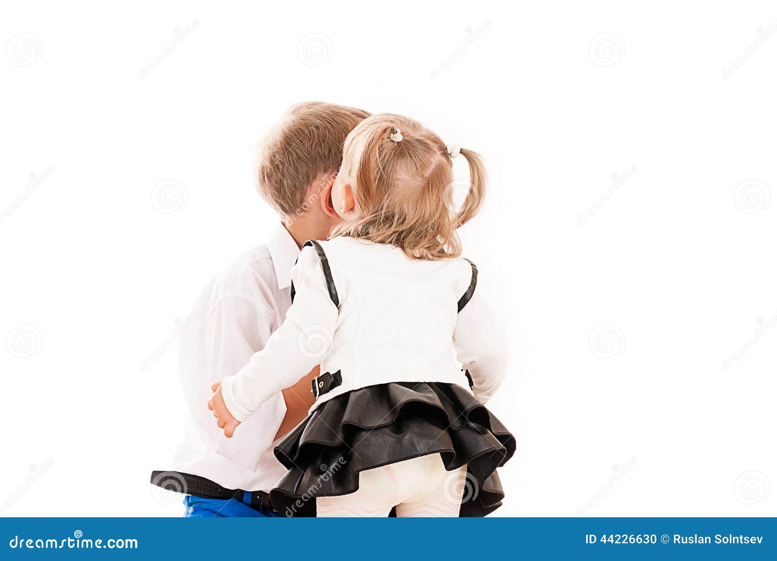 Лизать трусы сестре. Мальчик и девочка маленькие. Мальчик целует мальчика. Мальчик целует девочку за ногу.