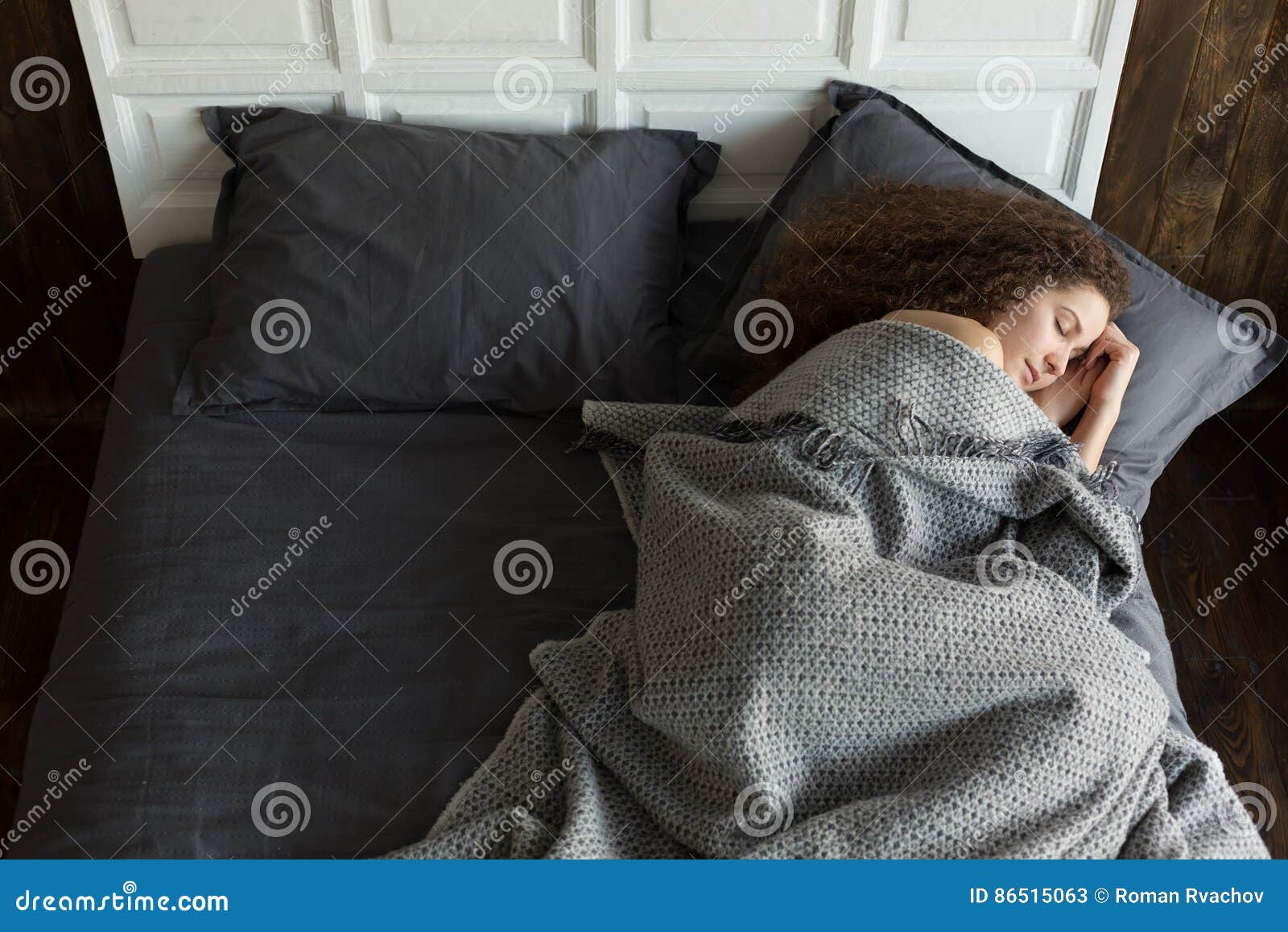 Ragazza Che Dorme Nel Letto Immagine Stock Immagine Di Bello Brunetta 86515063