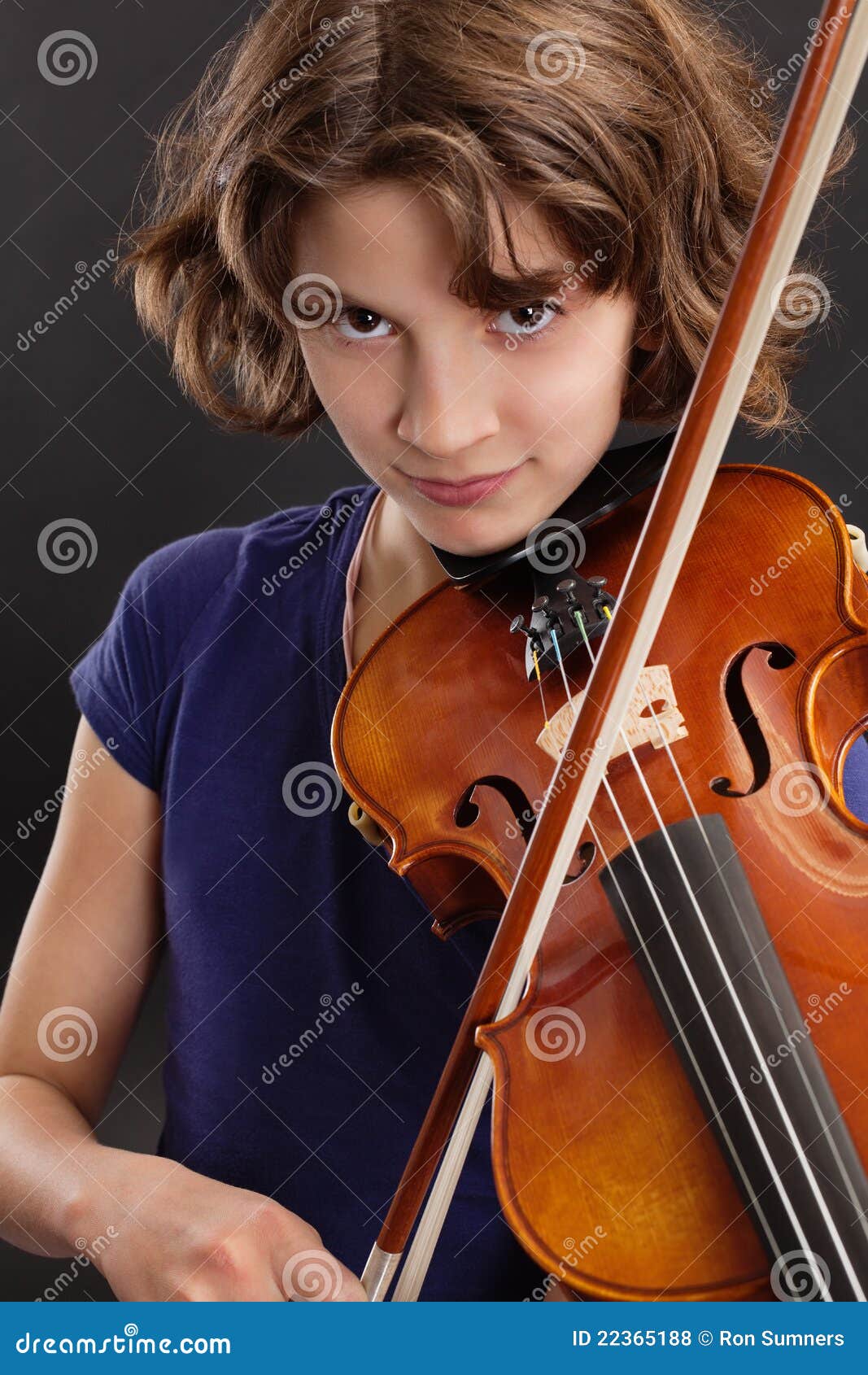 Ragazza Che Gioca Il Violino Fotografia Stock Immagine di gioco