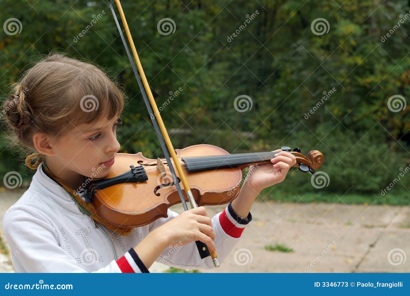 Ragazza Che Gioca Il Violino Immagine Stock Immagine di occhio