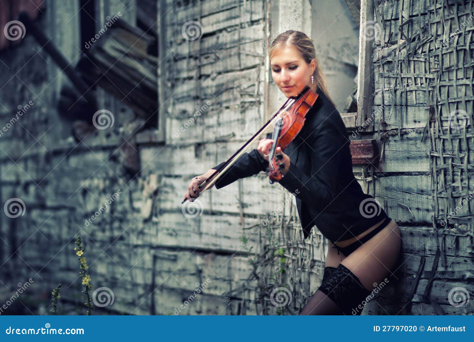 Ragazza che gioca violino fotografia stock. Immagine di vetratura