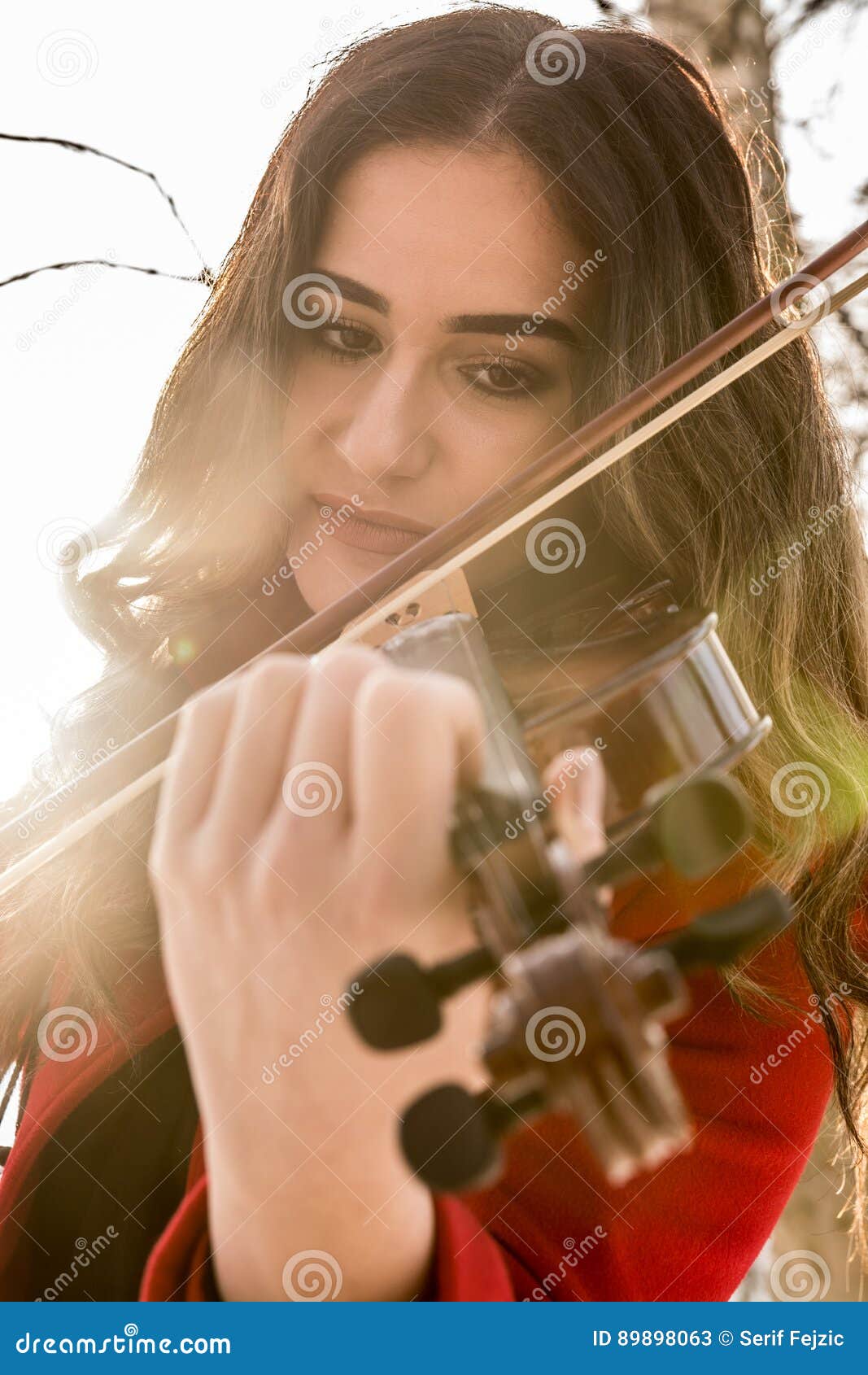 Ragazza che gioca violino immagine stock. Immagine di ragazza 89898063