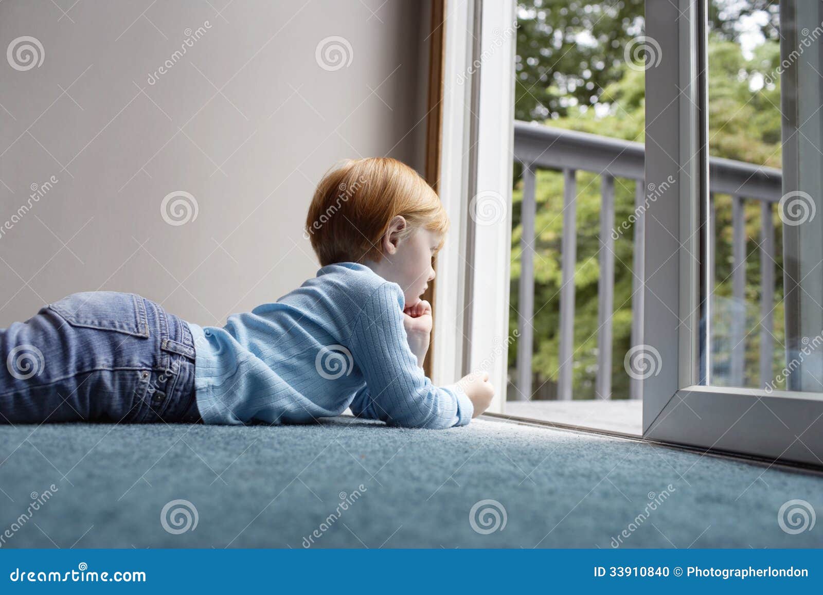 Sognare Bambino Che Cade Dal Balcone Ragazza Che Guarda Attraverso Il Balcone Mentre Trovandosi Sul Tappeto