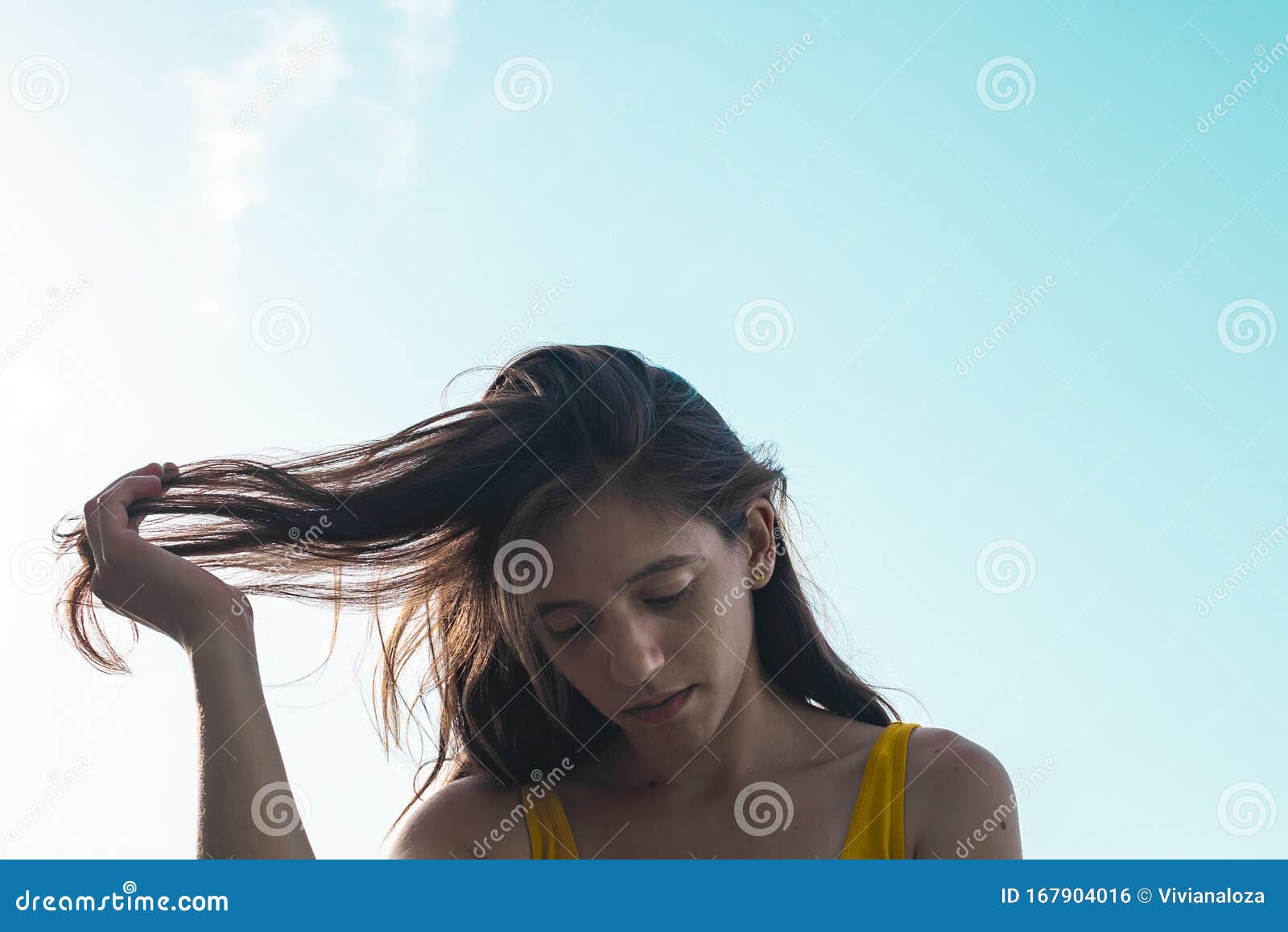 Ragazza Che Si Tocca I Capelli Fotografia Stock - Immagine di cielo,  sorriso: 167904016