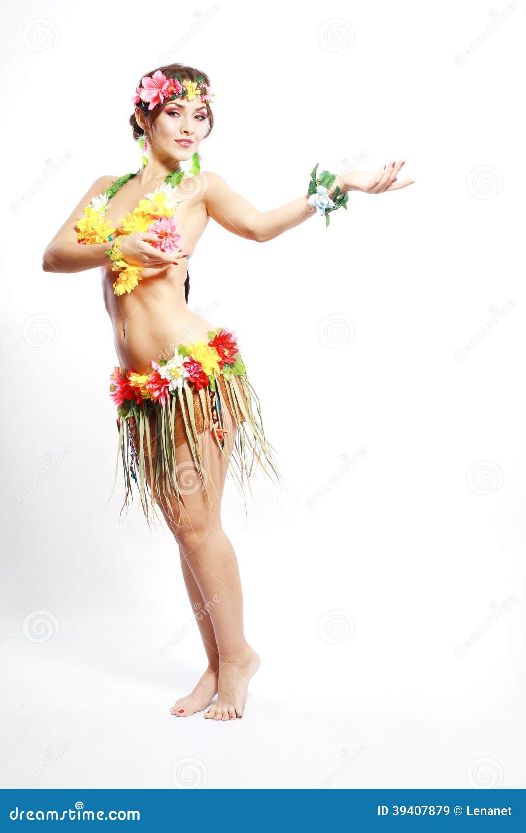 Ragazza con gli accessori hawaiani. Bella ragazza esotica con gli accessori hawaiani che invitano e che sorridono