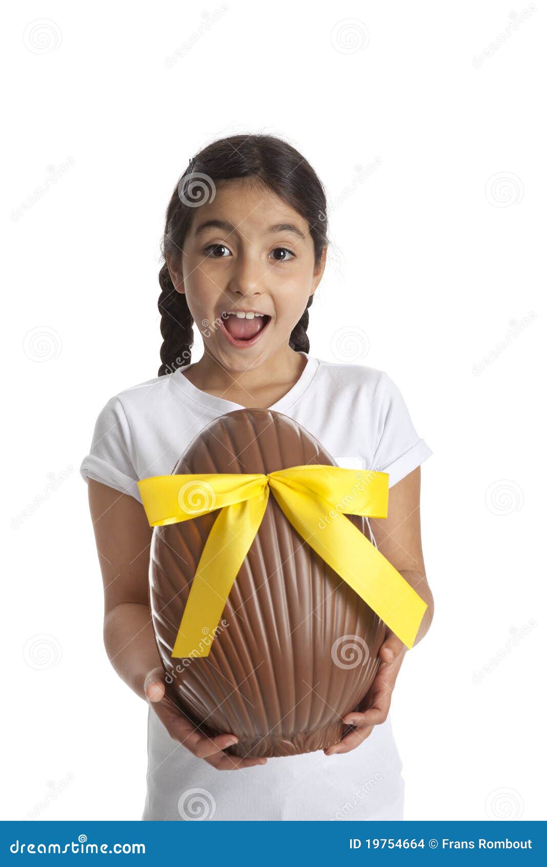 Ragazza con l'uovo di Pasqua del cioccolato. Ragazza con un grande uovo di Pasqua del cioccolato su priorità bassa bianca