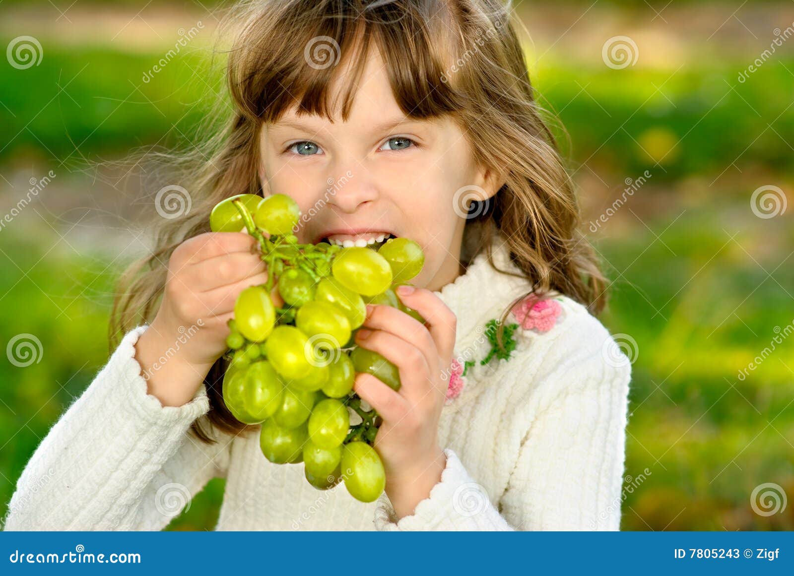 Si Fa Solo Con L uva Ragazza con l'uva immagine stock. Immagine di risata, umano - 7805243