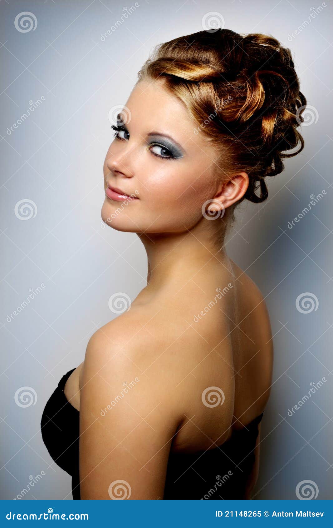 Ragazza Con La Bella Acconciatura Immagine Stock - Immagine di luci