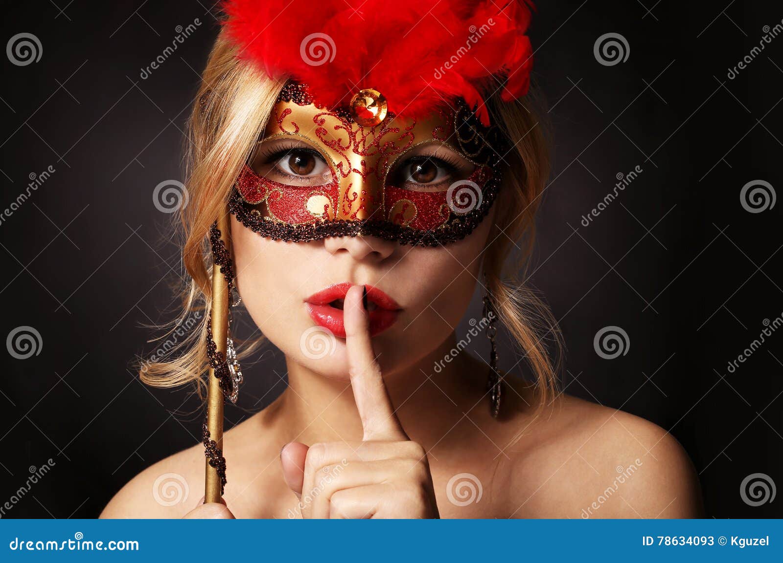 Ragazza Con La Mascherina Di Carnevale Donna Con Il Dito Sulle Sue Labbra  Rosse Che Mostrano Silenzio Immagine Stock - Immagine di mascherina,  signora: 78634093