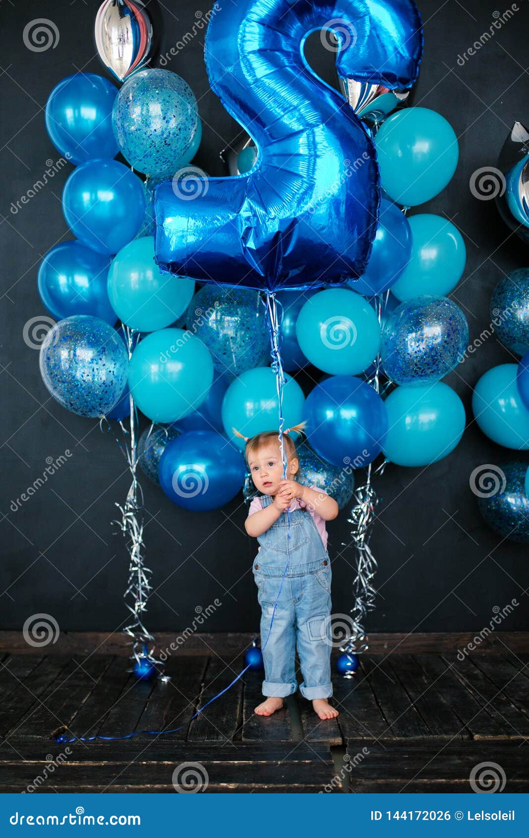 Ragazza Con Palloncini Blu Su Fondo Nero 2 Anni Di Età Dei Bambini  Fotografia Stock - Immagine di colorato, bambino: 144172026