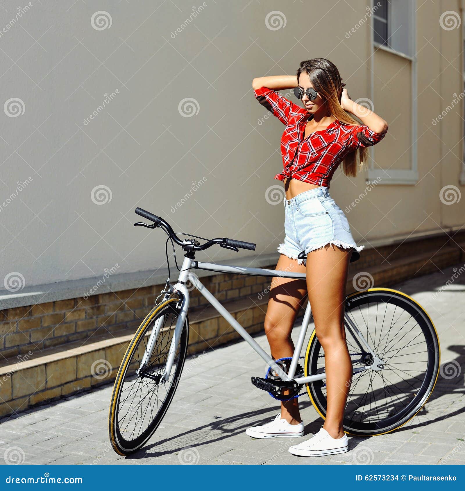 bicicletta citta ragazza marce