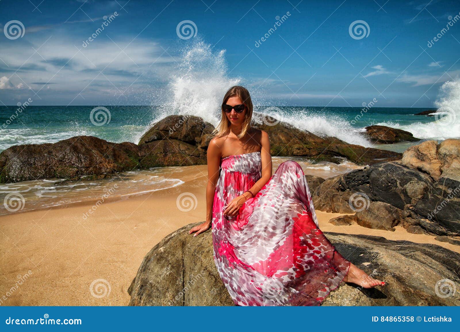 Ragazza del mare. Ragazza che sta sulle rocce e che esamina il mare