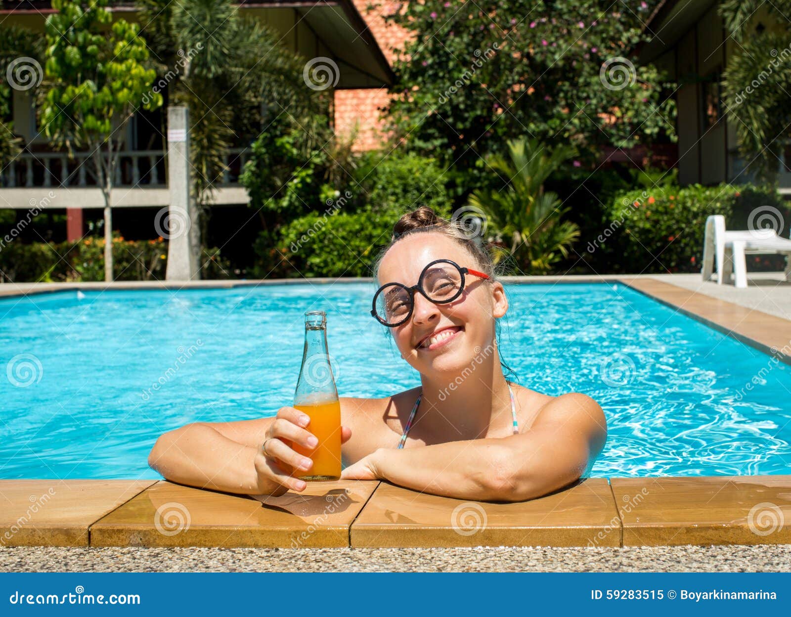 Ragazza del nerd con succo nello stagno