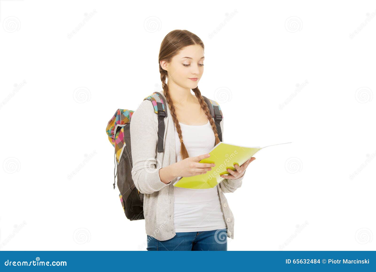 Ragazza dell'adolescente con lo zaino della scuola. Ragazza dell'adolescente con la cartella della tenuta dello zaino della scuola