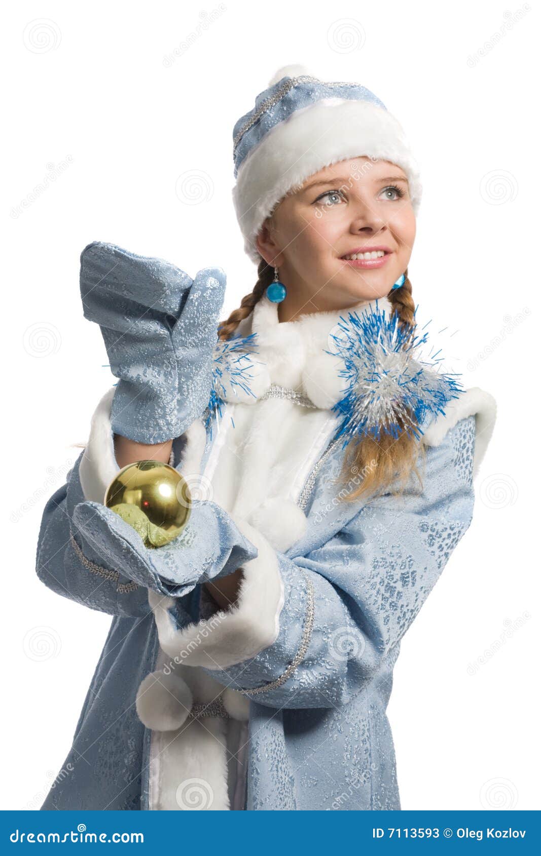 La ragazza della neve con la decorazione dell'natale-albero osserva verso l'alto, isolato su bianco