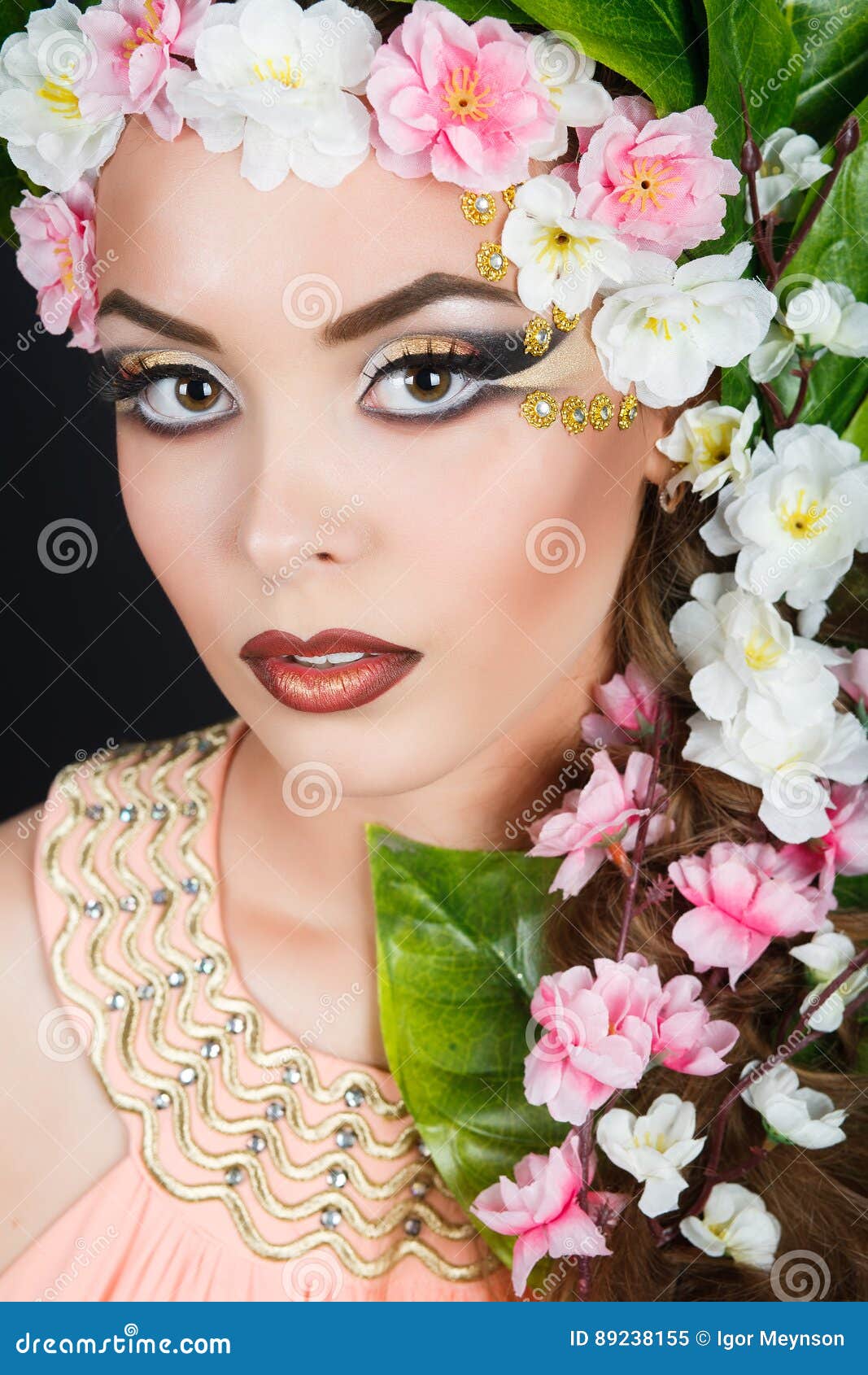 Ragazza Della Primavera Di Bellezza Con I Capelli Dei ...