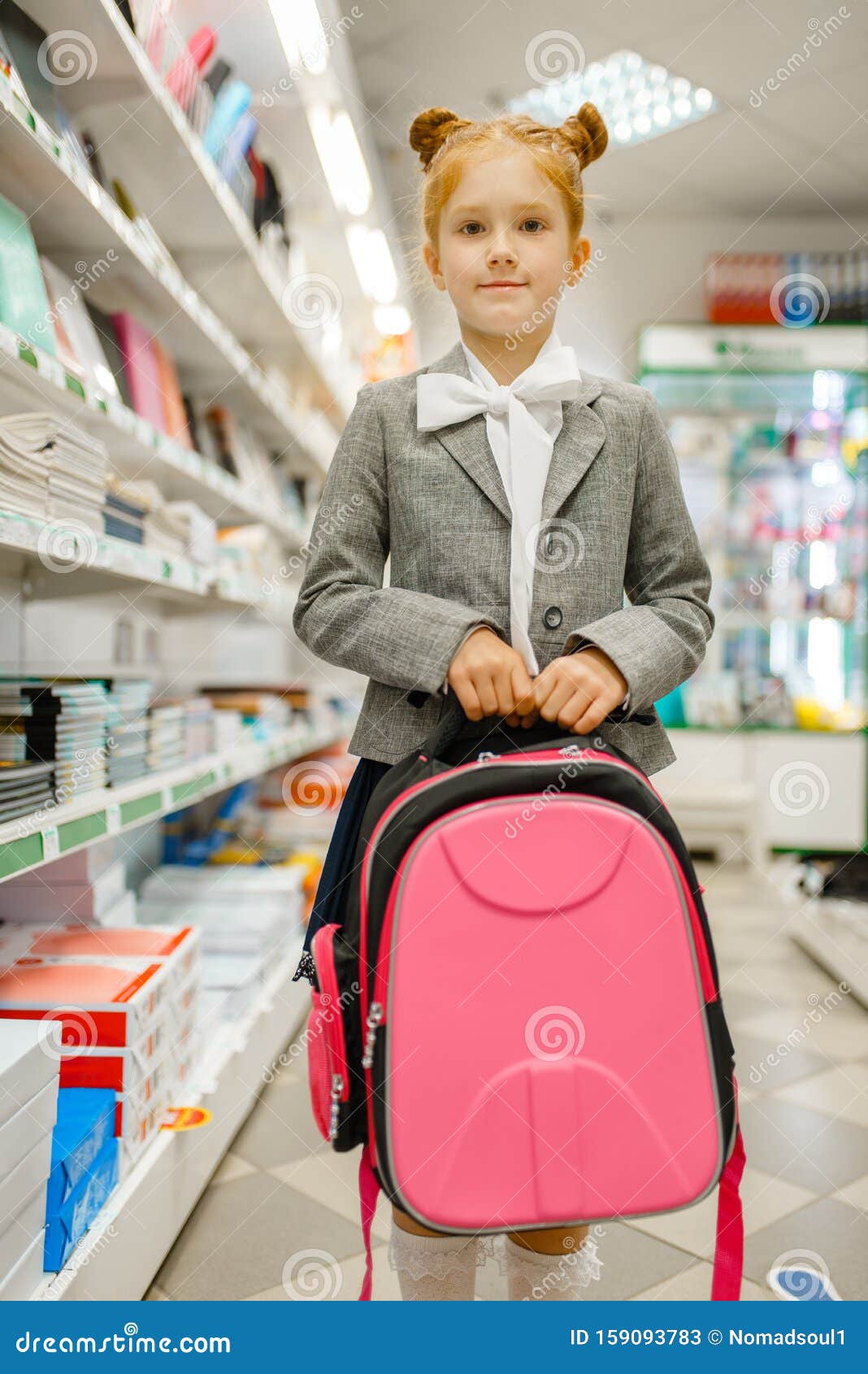 Ragazza Della Scuola Con Zaino in Mano, Negozio Di Articoli Di Cancelleria  Immagine Stock - Immagine di penna, felice: 159093783