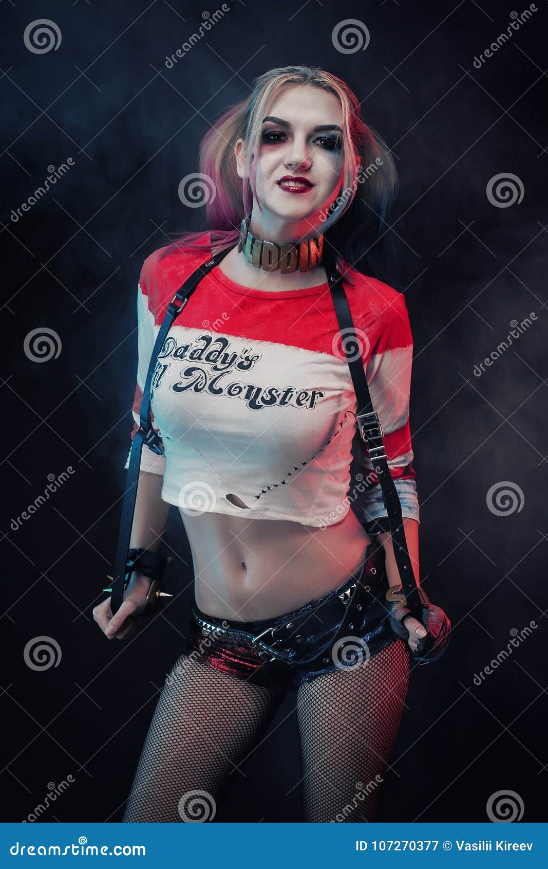 Ragazza Di Cosplayer Con Nel Costume Di Harley Quinn Halloween Compone  Fotografia Editoriale - Immagine di modo, arlequina: 107270377