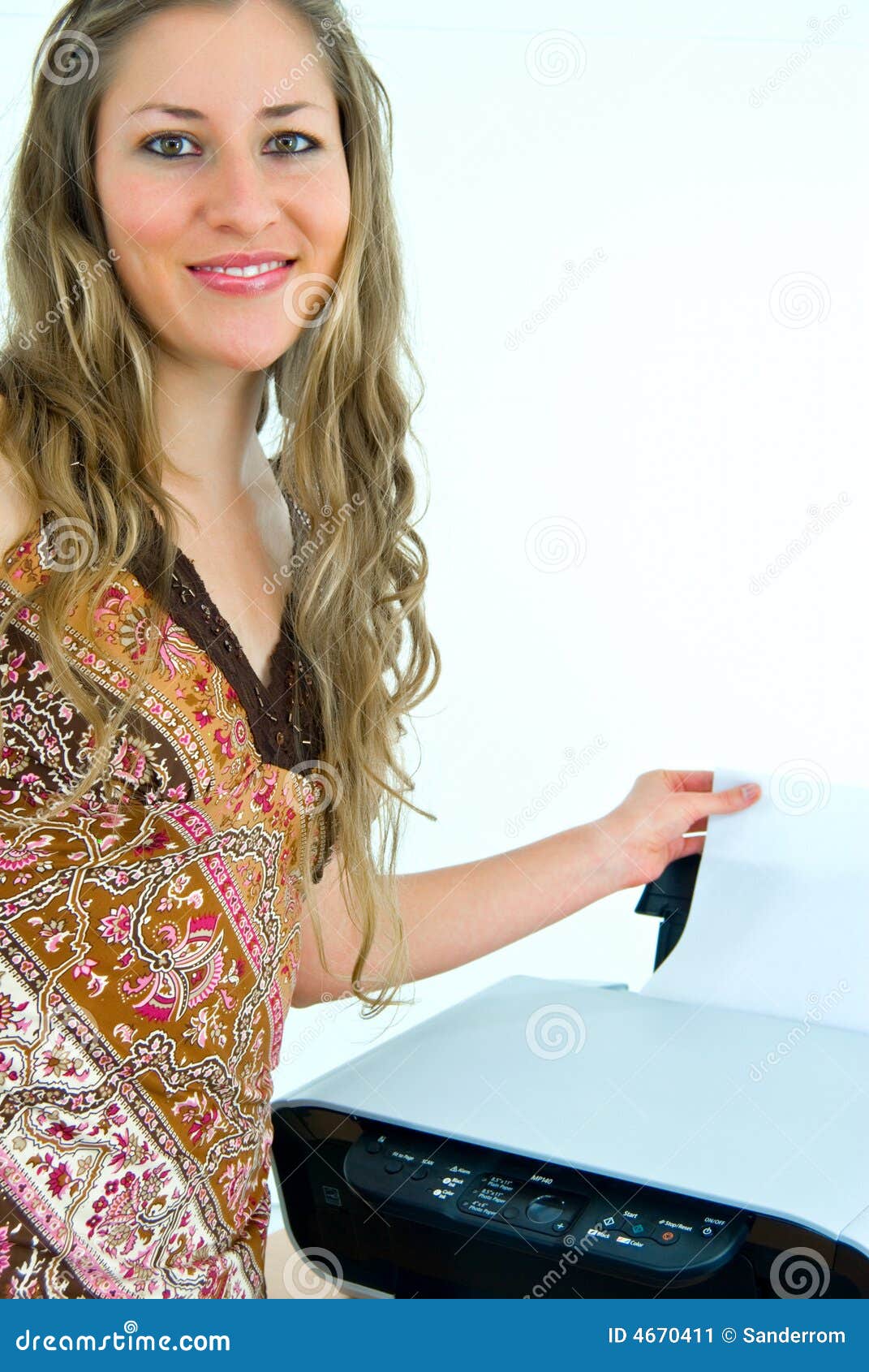 Ragazza di ufficio sorridente con una stampante e un documento