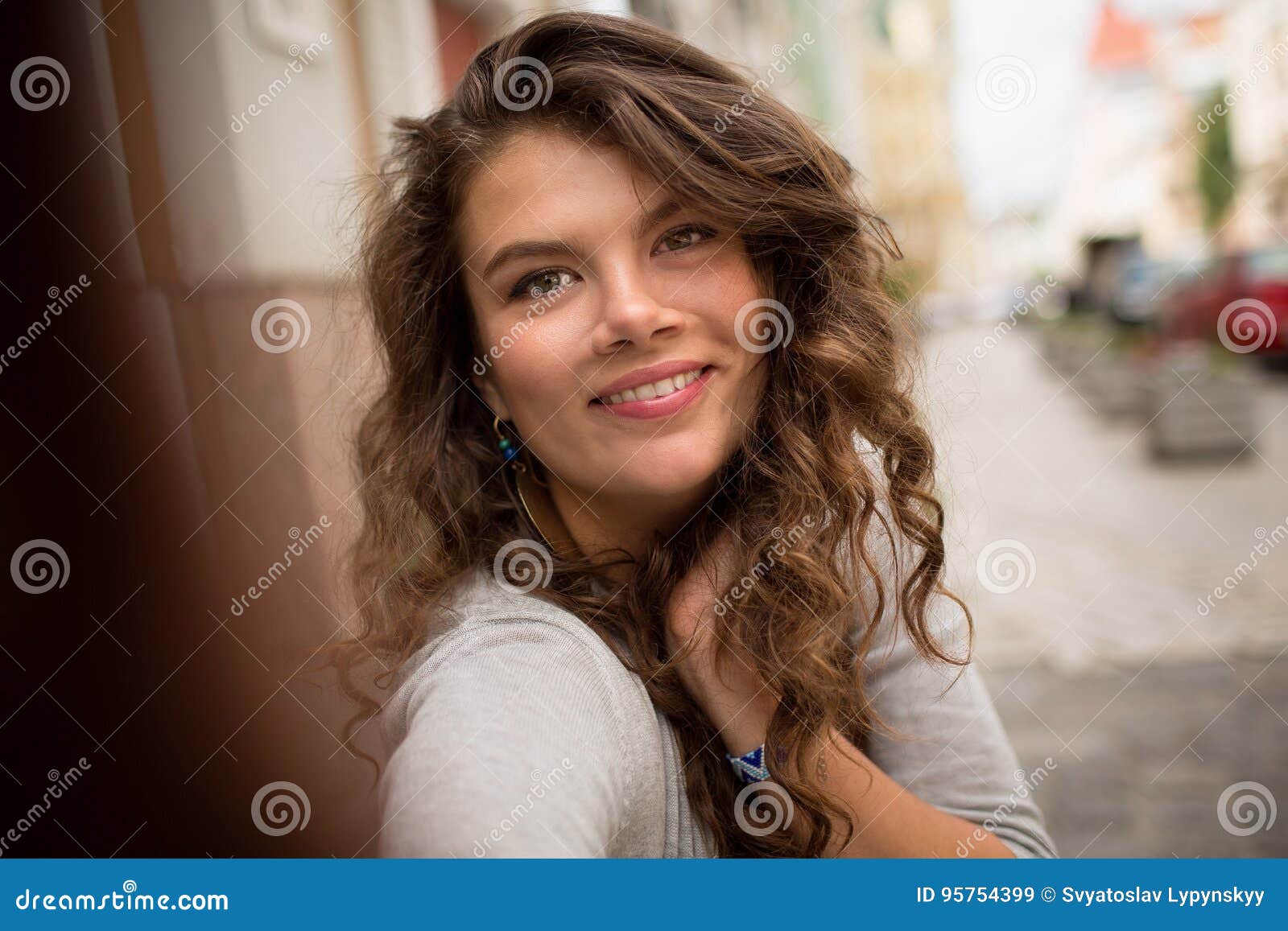 Ragazza Di Viaggio Che Prende Il Colpo Del Selfie Mostrante Le Emozioni Di Felicita Immagine Stock Immagine Di Emozioni Ragazza