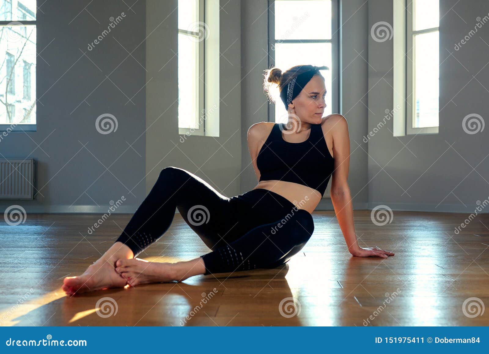 Ragazza Di Yoga Di Mattina Che Fa Allungando Gli Esercizi Nella Stanza Per Pilates Bella Luce Foto Dell Aria Uno Stile Di Vita Immagine Stock Immagine Di Ragazza Sano