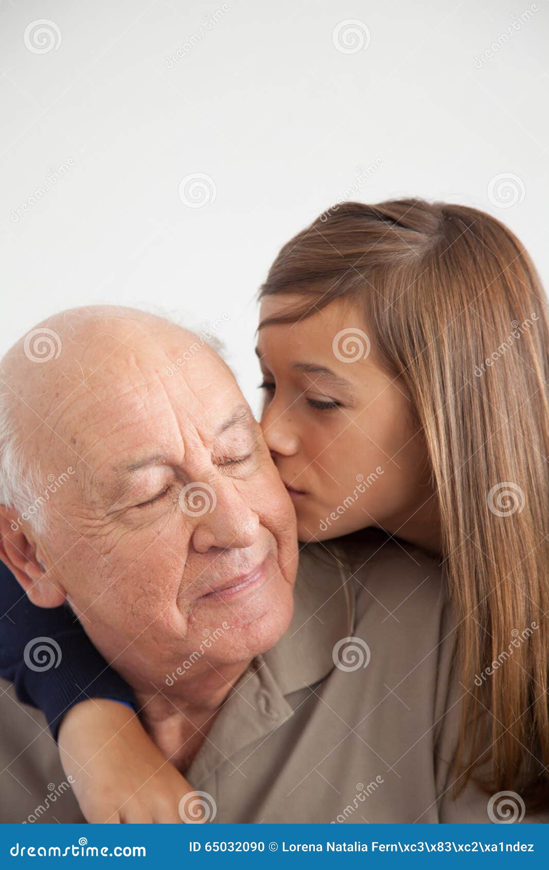 Поцелую дедушку. Поцелуй дедушка. Поцелуй дедушки и девушки. Поцелуй дед и девушка. Девушка целует Деда.