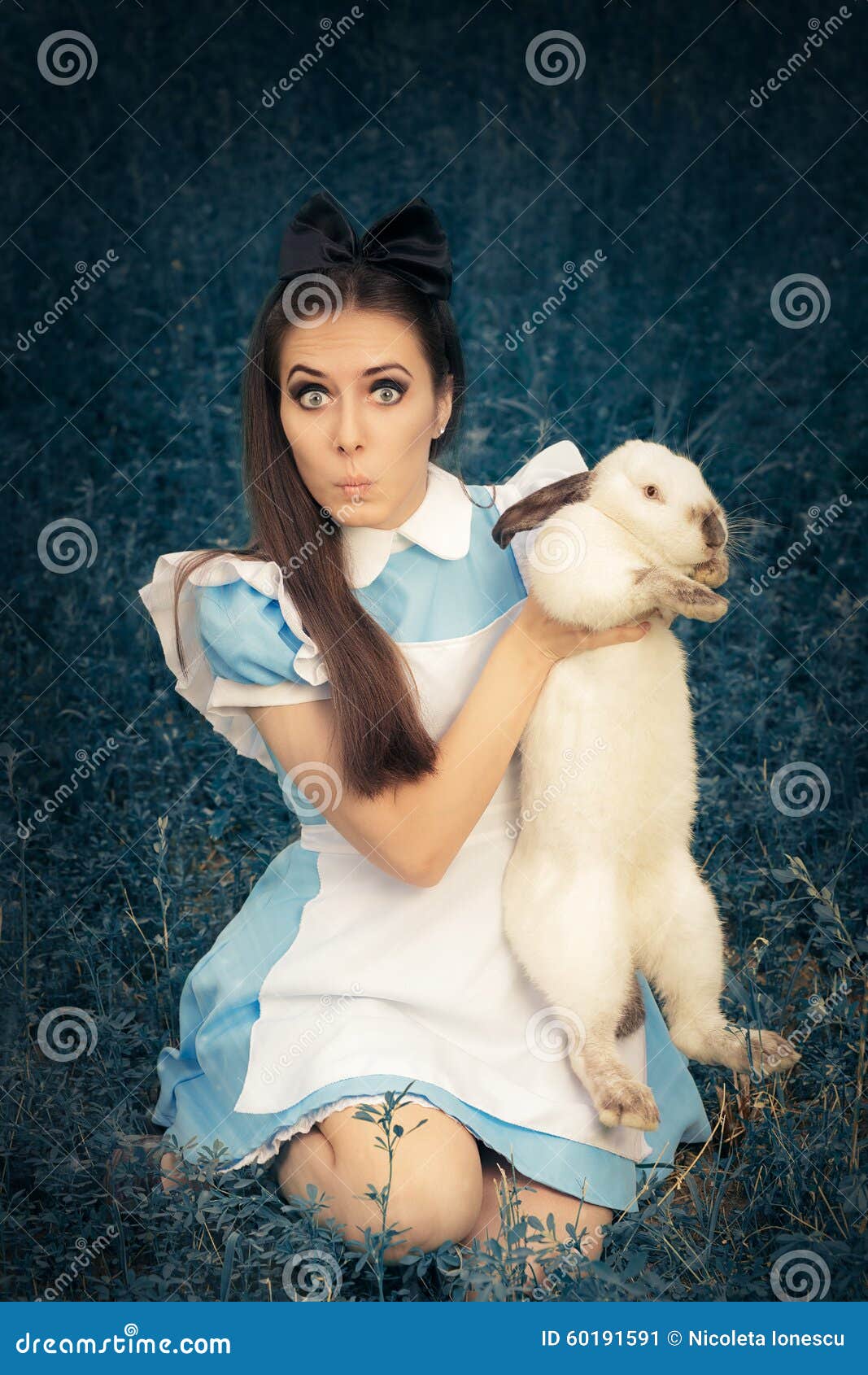 Ragazza Divertente Costumed Come Alice Nel Paese Delle Meraviglie Con Il  Coniglio Bianco Immagine Stock - Immagine di fienile, curioso: 60191591