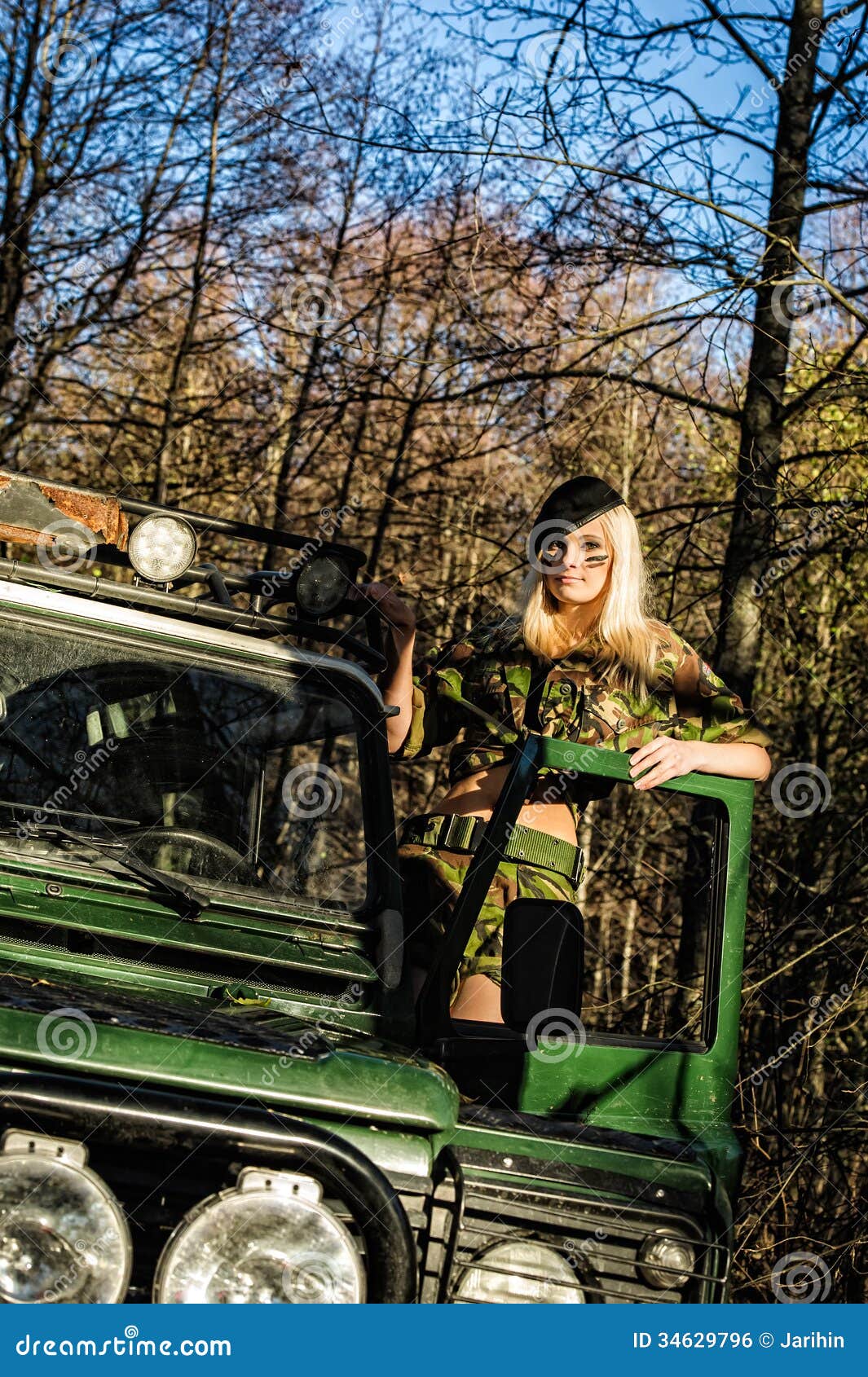 Ragazza e fuoristrada fotografia stock. Immagine di potente - 34629796