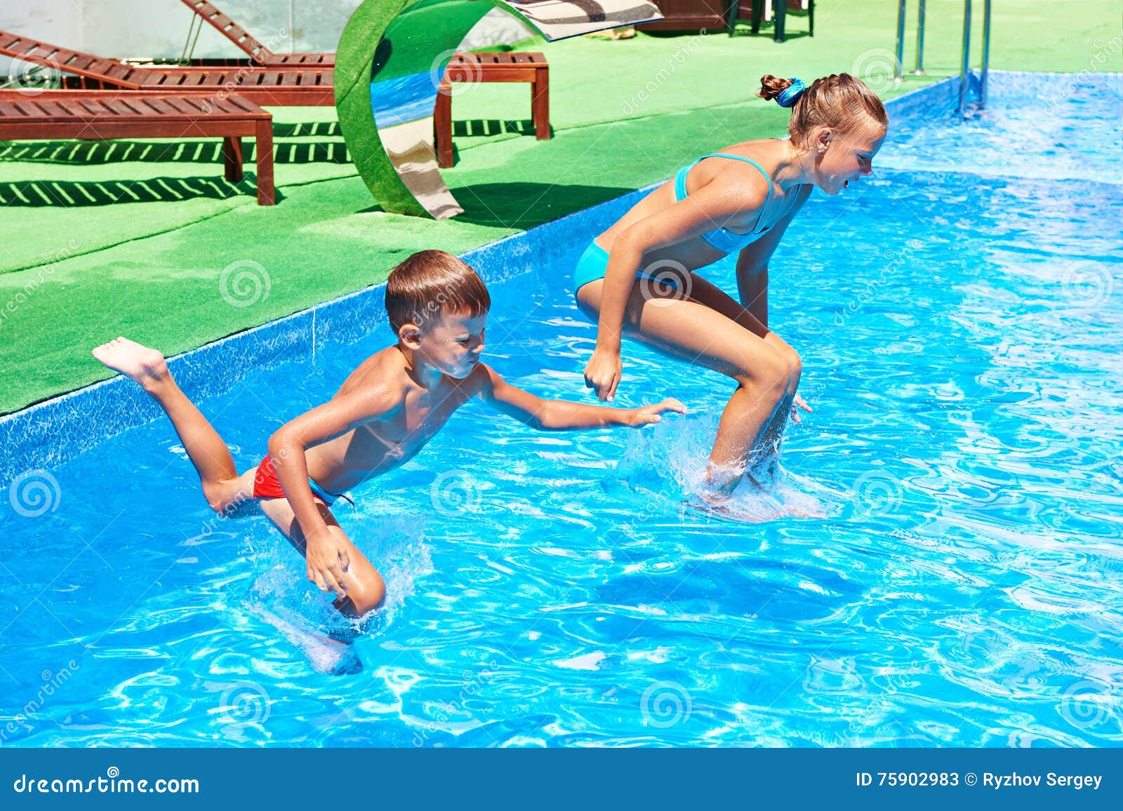 Мальчик трусы бассейн. Мальчик и девочка в бассейне. Мальчики в бассейне. Два подростка в бассейне. Мальчики бассейн в бассейне.