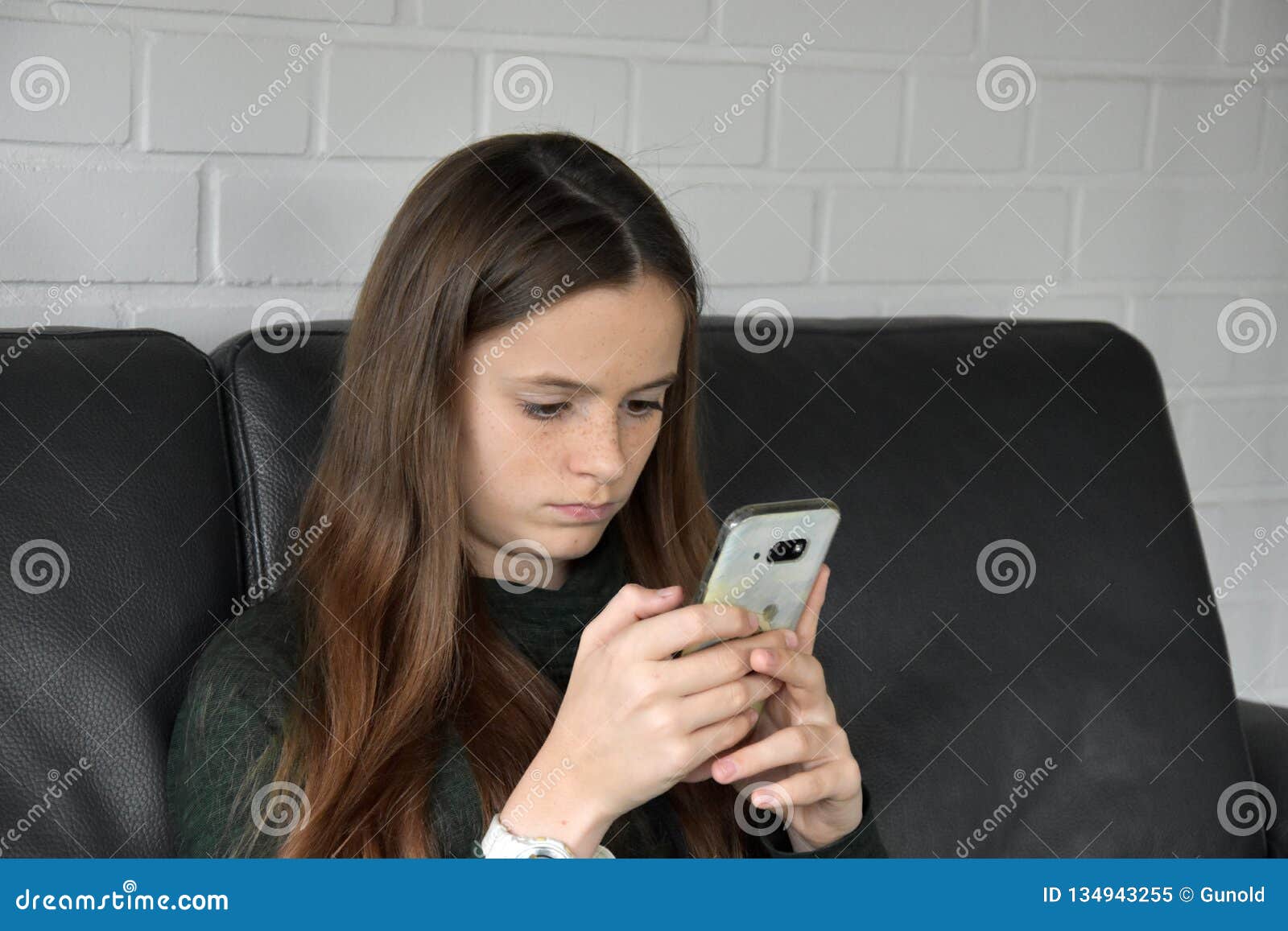 Ragazza Ed Il Suo Telefono Cellulare Immagine Stock Immagine di