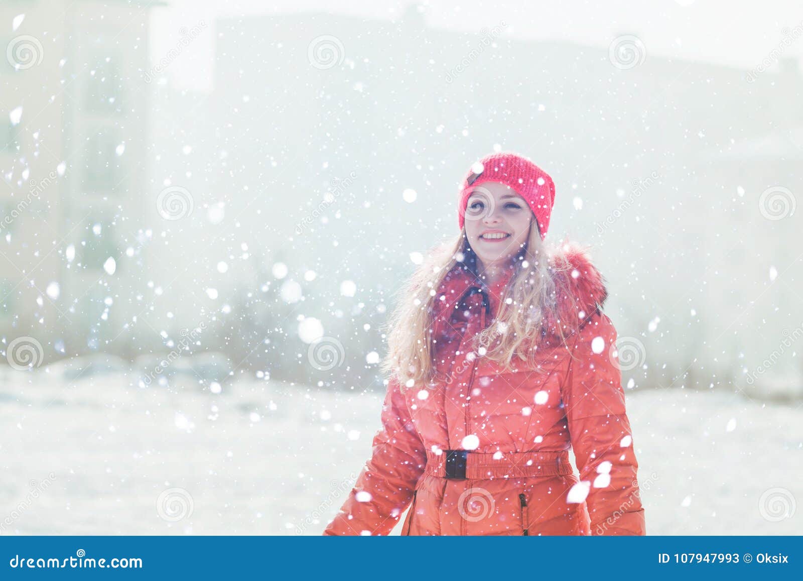 Ragazza in parka rosso immagine stock. Immagine di bellezza - 107947993