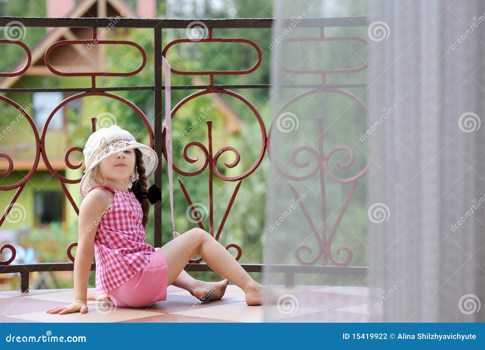 Sognare Bambino Che Cade Dal Balcone Ragazza Piacevole Del Bambino Nel Sunhat Sul Balcone Fotografia Stock
