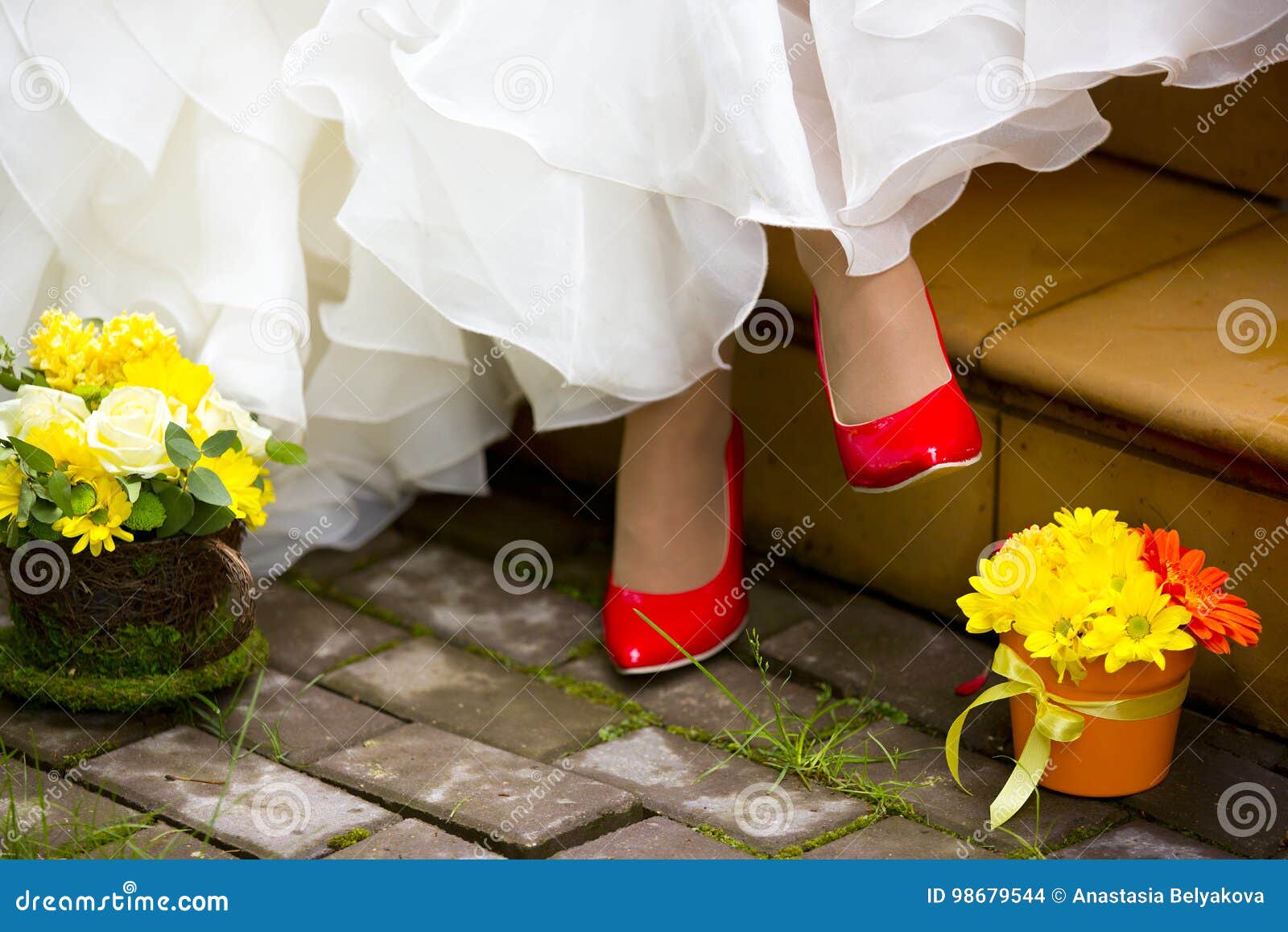 Sposa Con Scarpe Rosse.Ragazza In Scarpe Rosse Vestito Da Sposa Bianco E Due Vasi Da