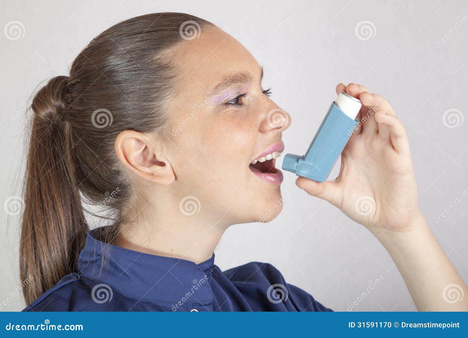Панель астма. Ингалятор астма. Девушка с ингалятором. Девушка с небулайзером. Человек с ингалятором от астмы.