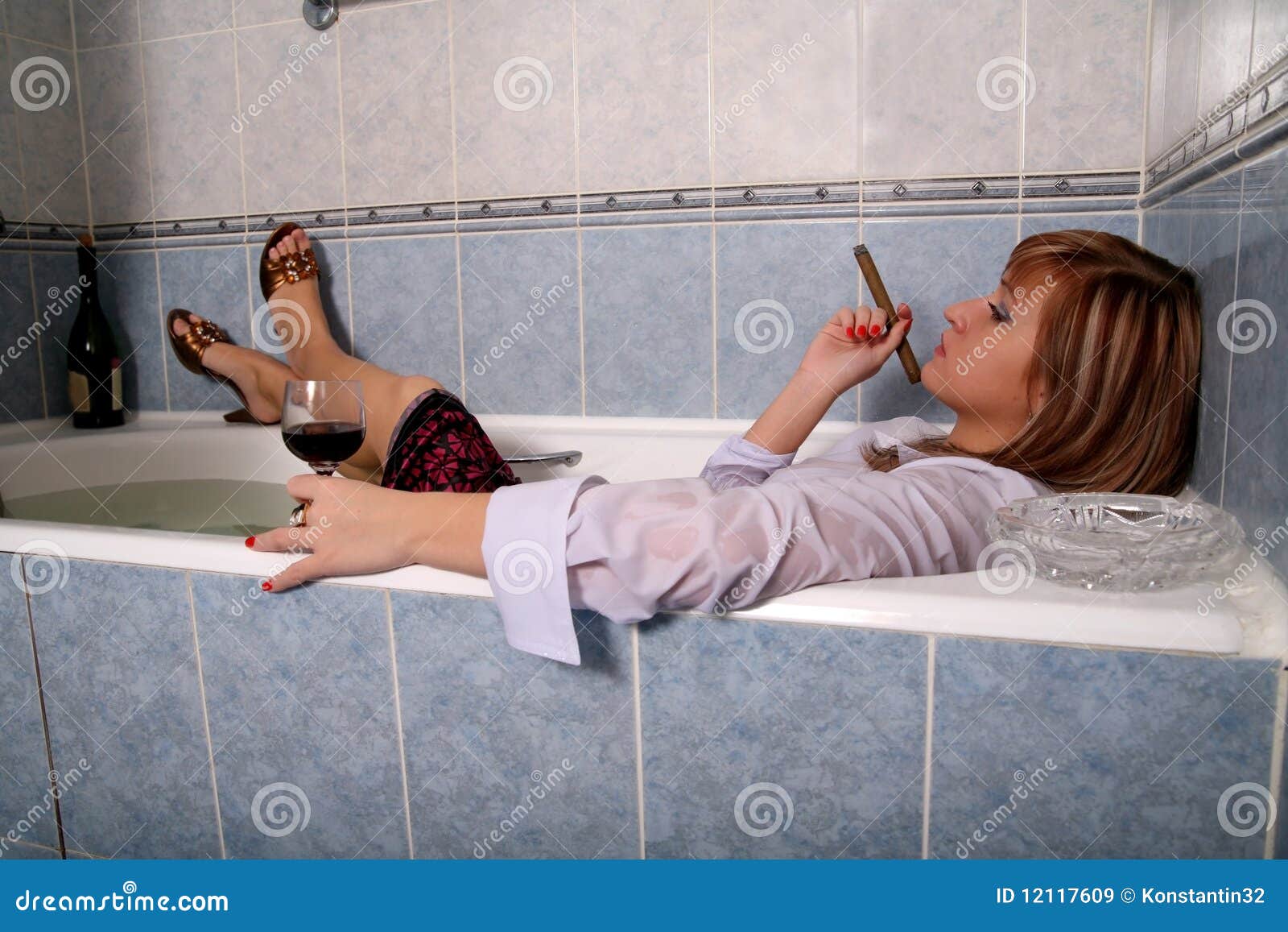 Жена пришла в ванну. Девушка в ванной с сигарой. Курящая девушка в ванной. Девушка выпивает в ванной. Девушка курит в ванной.